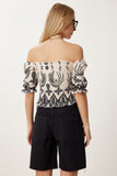 Krem Siyah Desenli Carmen Yaka Esnek Crop Örme Bluz ZH00051