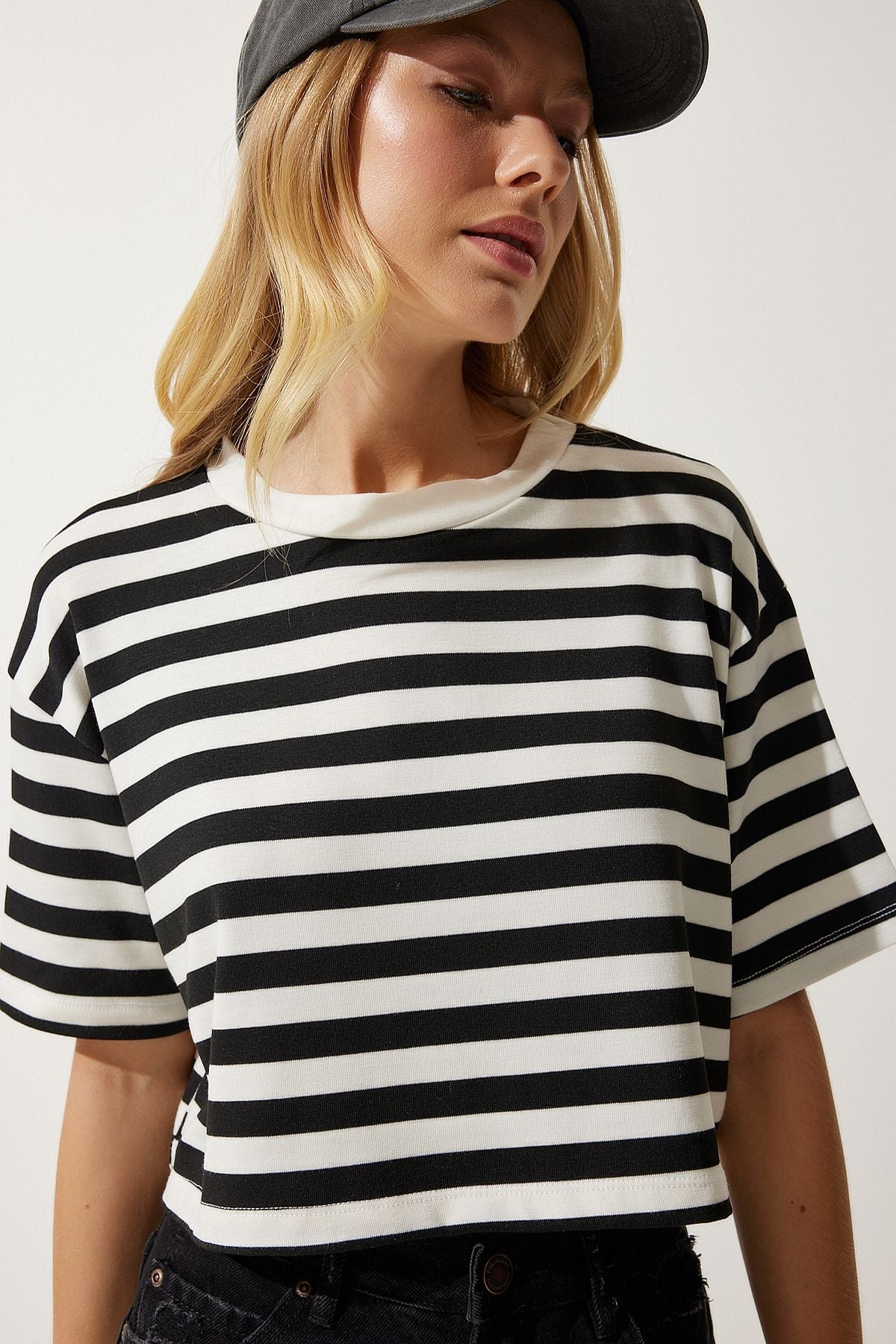 Siyah Bisiklet Yaka Çizgili Crop Örme T-Shirt CR00427