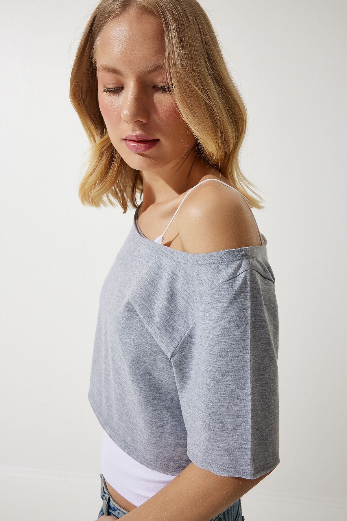 Gri Melanj Kayık Yaka Basic Crop Örme T-Shirt OW00028