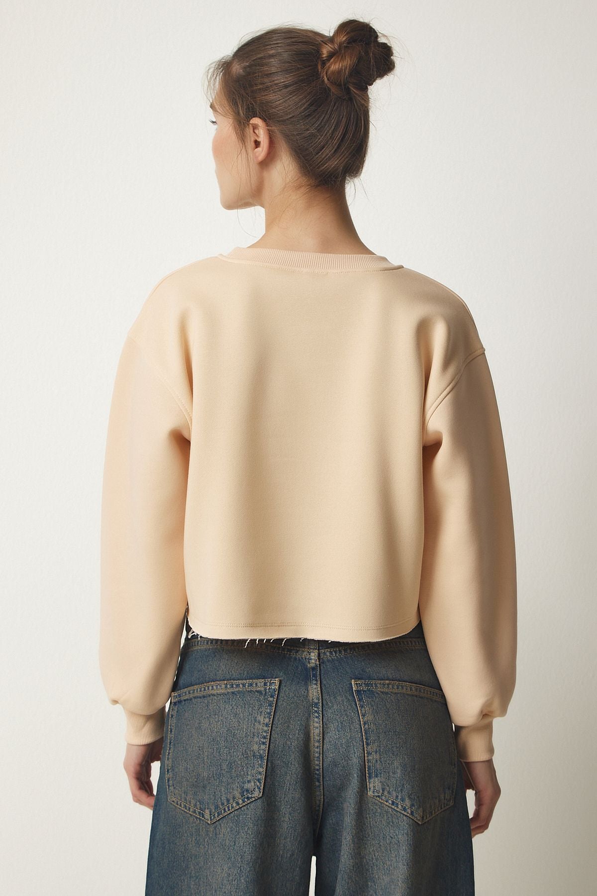 Krem Bisiklet Yaka Şardonlu Crop Örme Sweatshirt BF00085