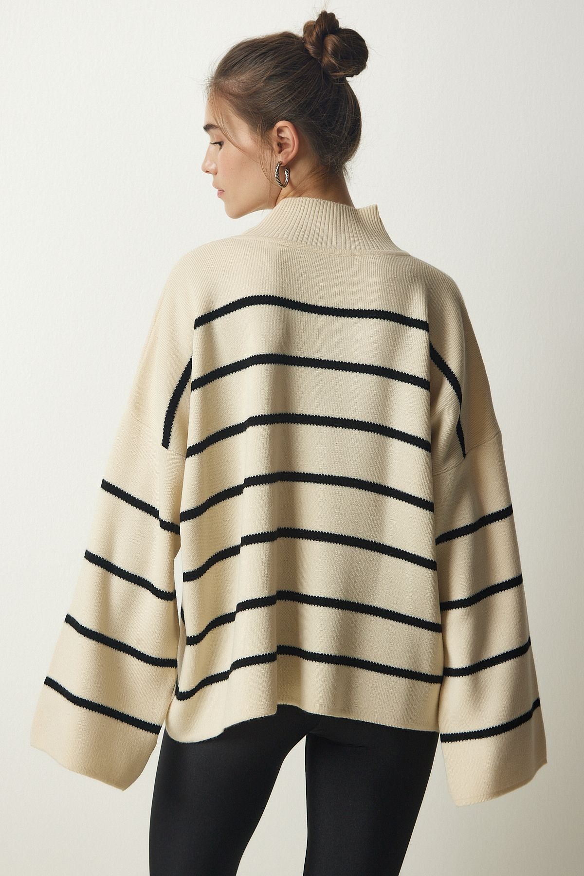 Krem Dik Yaka Çizgili Oversize Triko Kazak NF00076