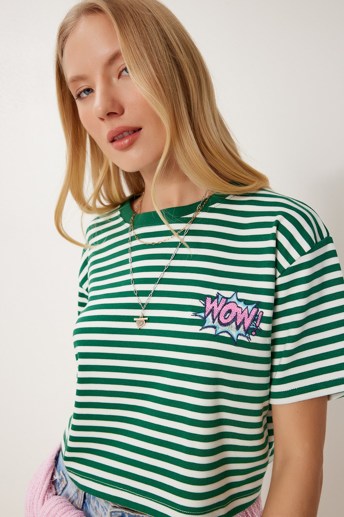 Yeşil Çizgili Nakışlı Pamuklu Crop Örme T-Shirt CR00495