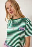 Yeşil Çizgili Nakışlı Pamuklu Crop Örme T-Shirt CR00495