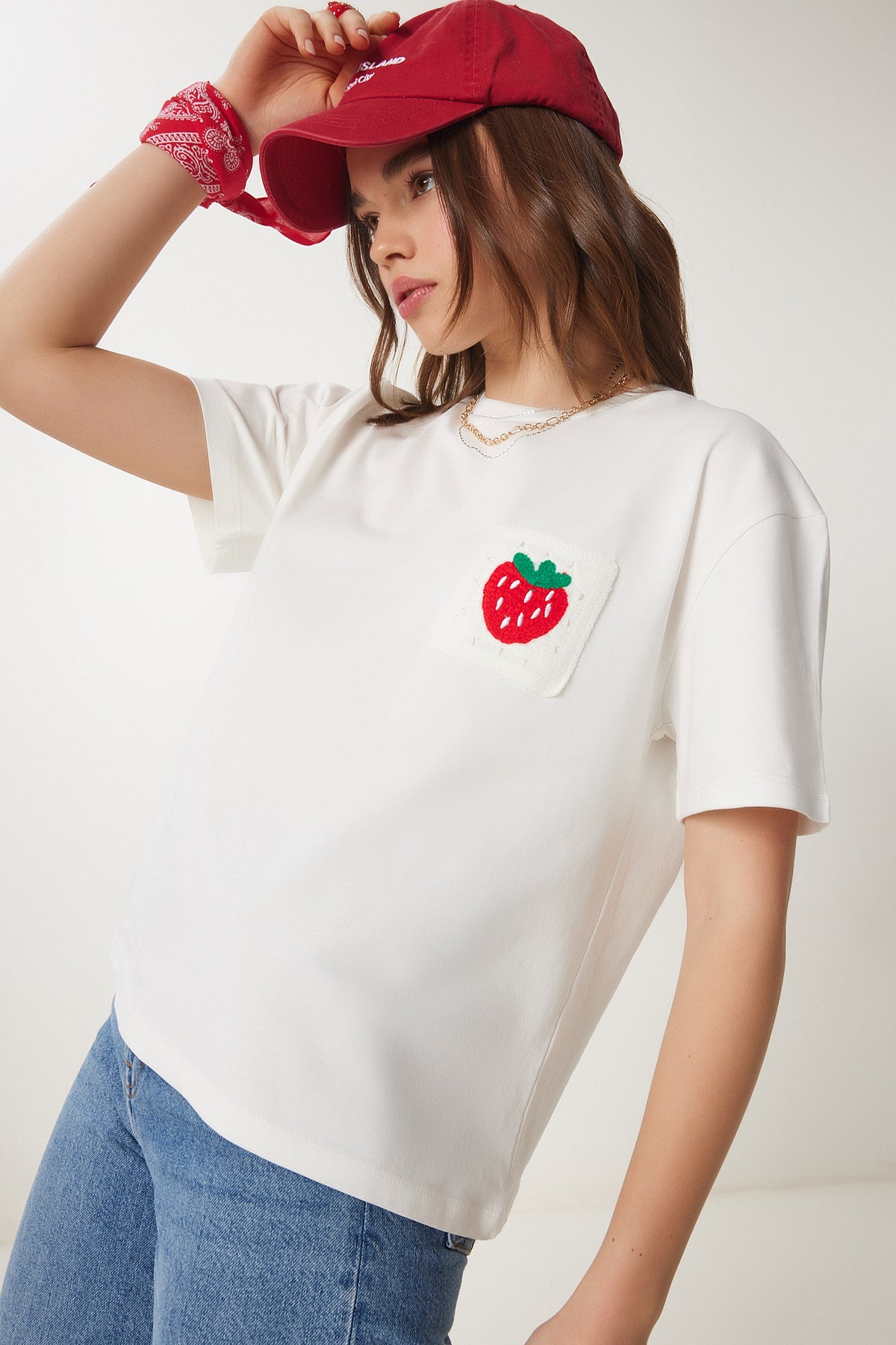 Ekru Çilekli Nakış Cepli Pamuklu T-Shirt CR00449