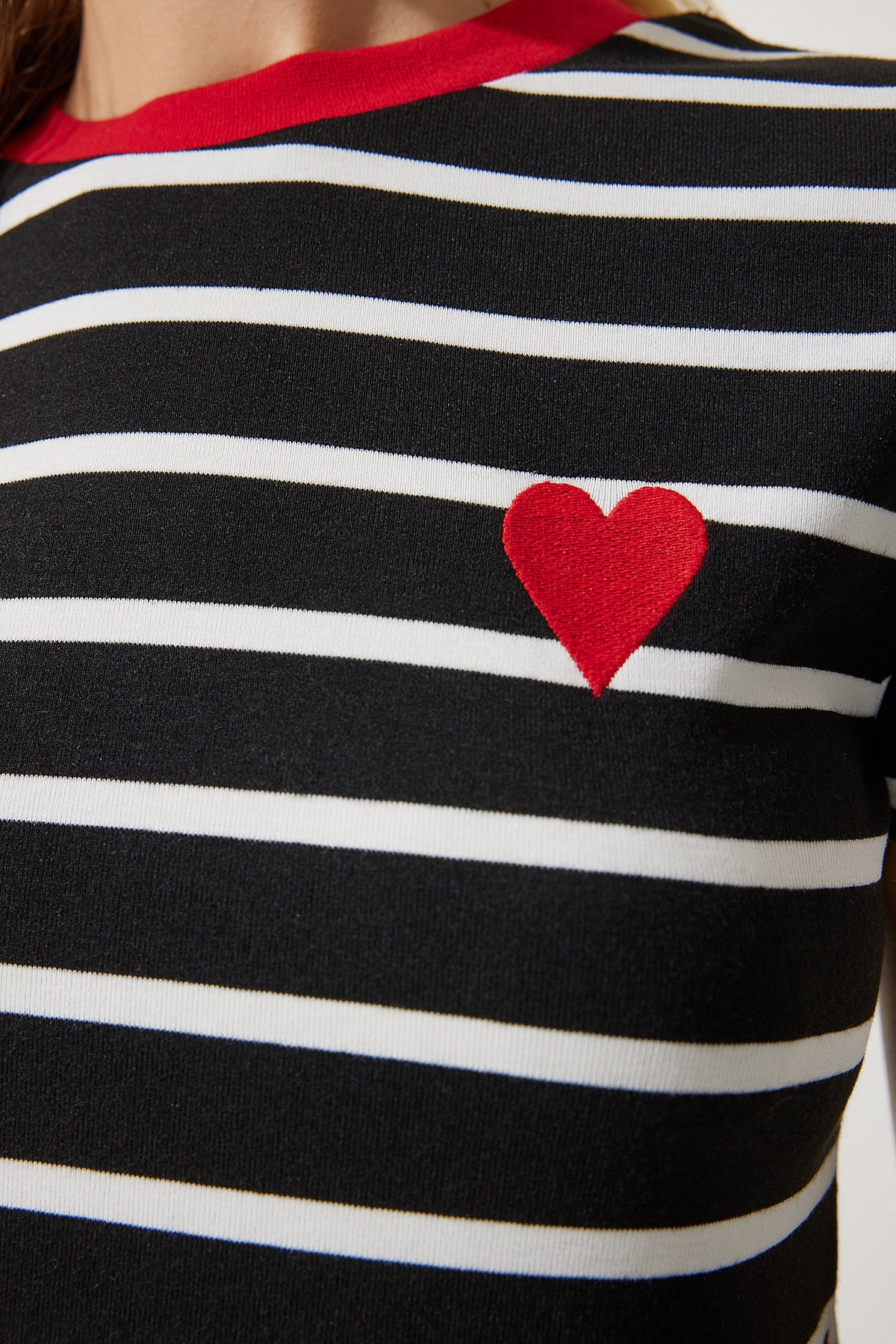 Siyah Kalp Nakışlı Çizgili Pamuklu Örme T-Shirt CR00432