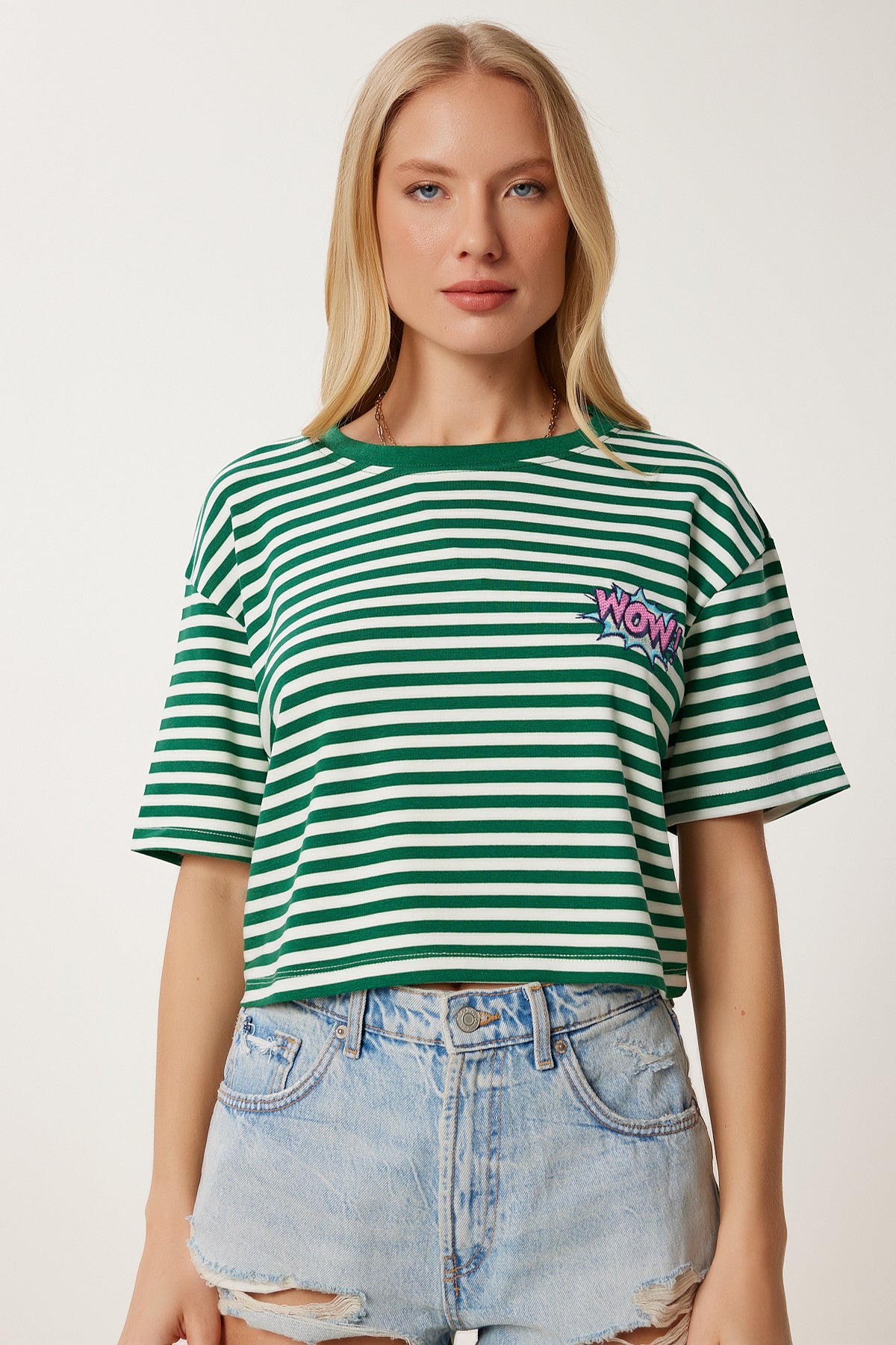 Yeşil Çizgili Nakışlı Pamuklu Crop Örme T-Shirt CR00495