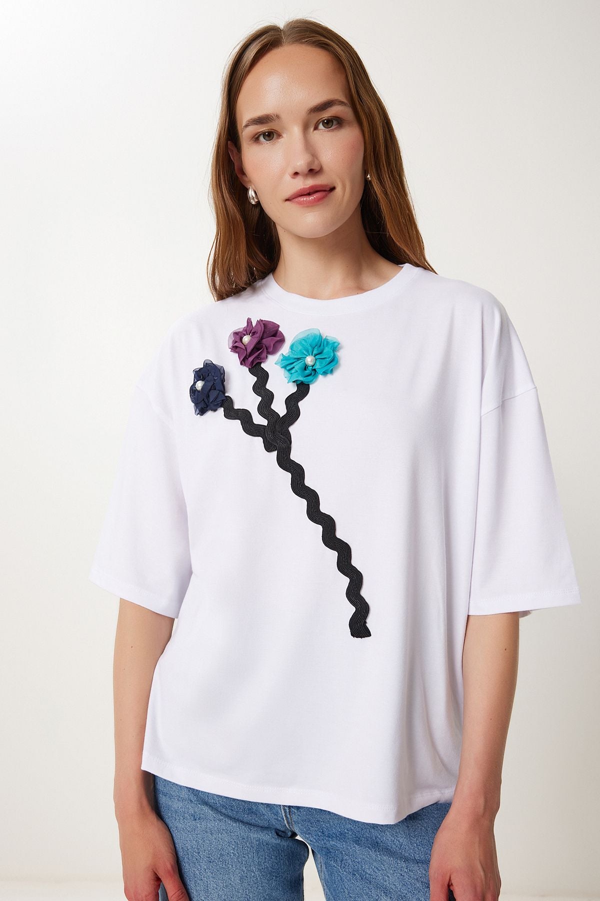 Beyaz Çiçek Detaylı Sırt Dekolteli Örme T-Shirt TP00086