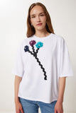 Beyaz Çiçek Detaylı Sırt Dekolteli Örme T-Shirt TP00086