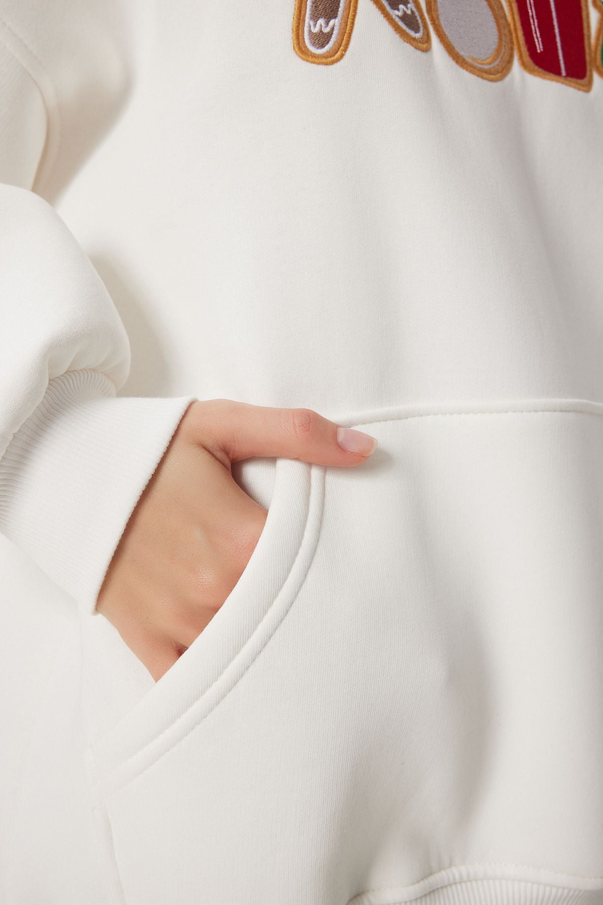 Ekru Yılbaşı Temalı Kapüşonlu Şardonlu Örme Sweatshirt TQ00001