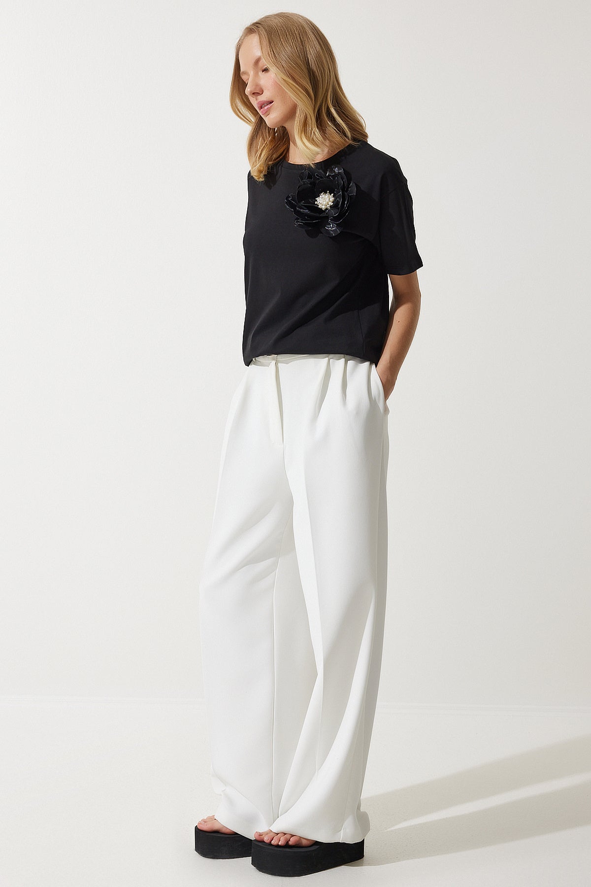Siyah İncili Çiçek Detaylı Örme T-Shirt NJ00146