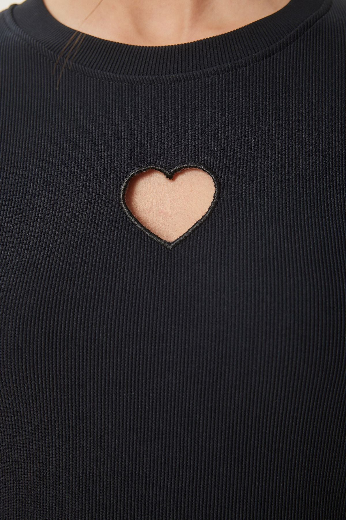 Siyah Kalp Nakışlı Fitilli Örme T-Shirt ZV00289