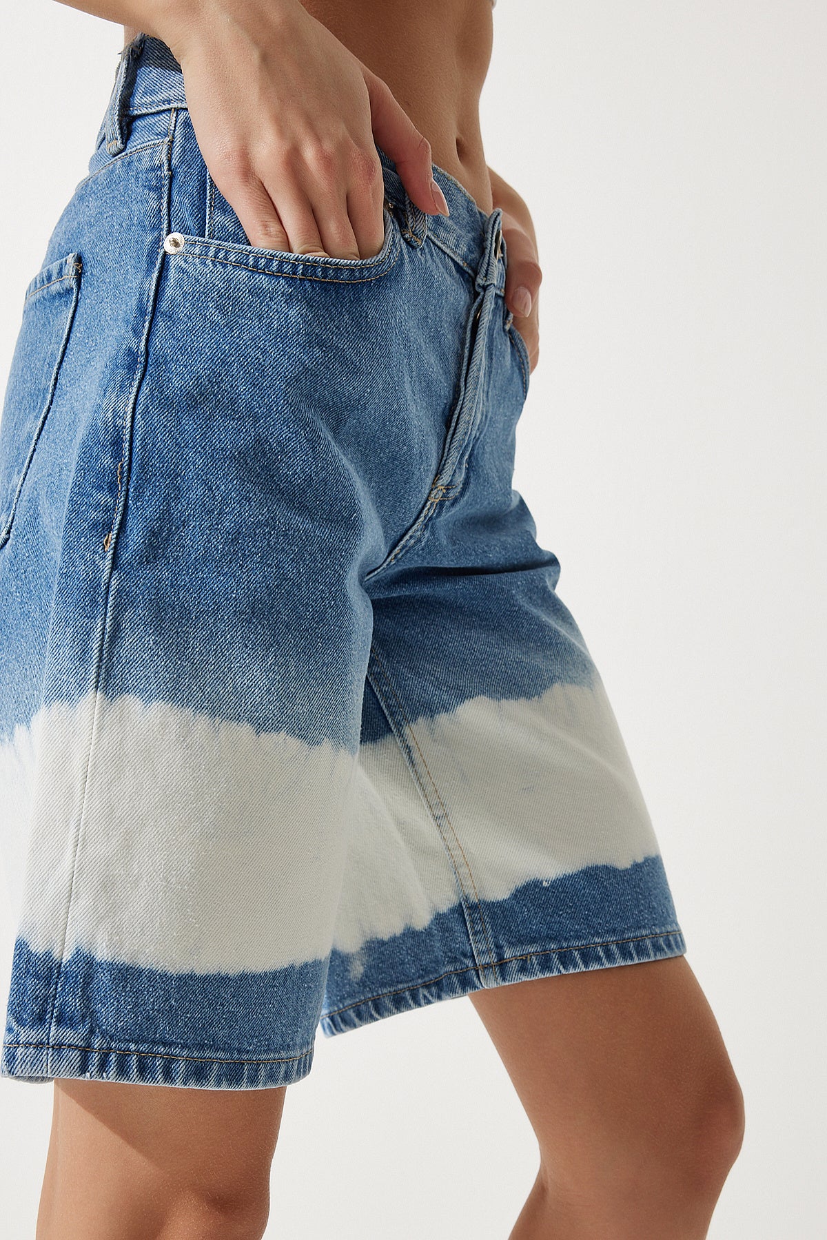 Mavi Batik Desenli Denim Şort UT00009