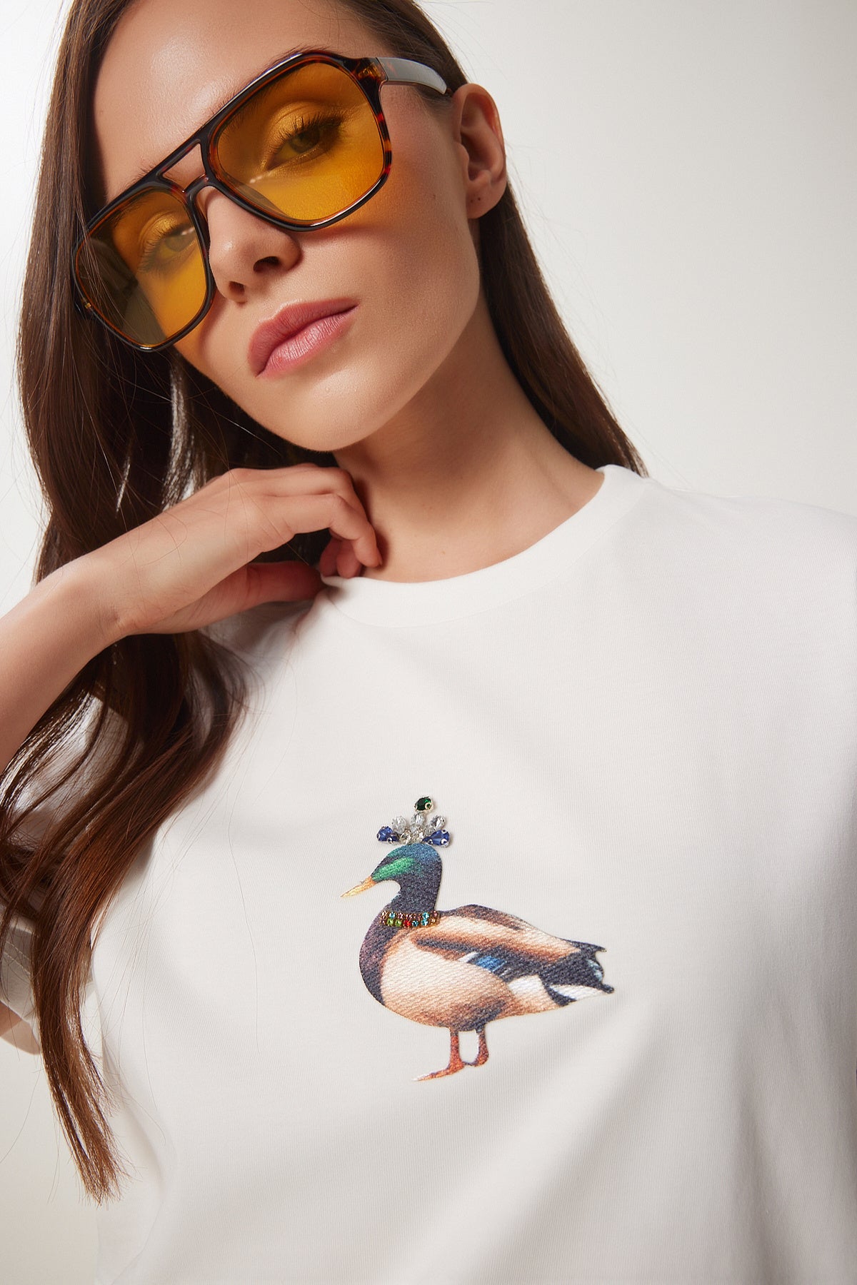 Ekru Taş Detaylı Armalı Pamuklu Örme T-Shirt CR00521