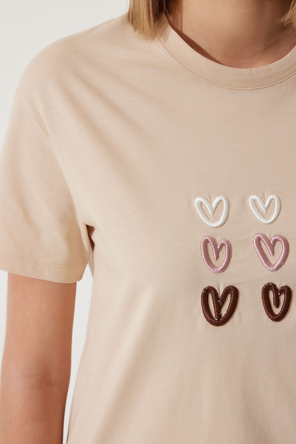 Bisküvi Kalp Nakışlı Pamuklu T-Shirt MP00026