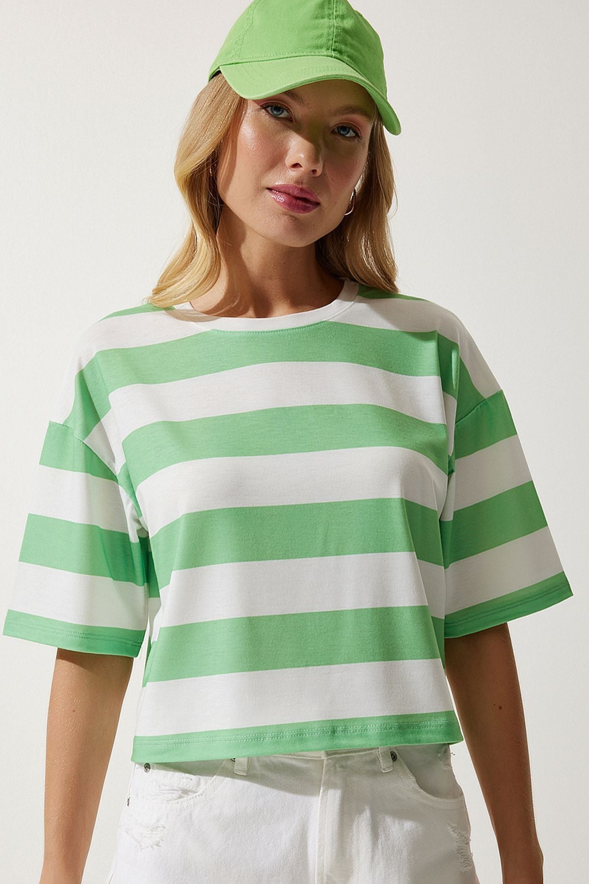 Beyaz Yeşil Bisiklet Yaka Çizgili Crop Örme T-Shirt HF00452