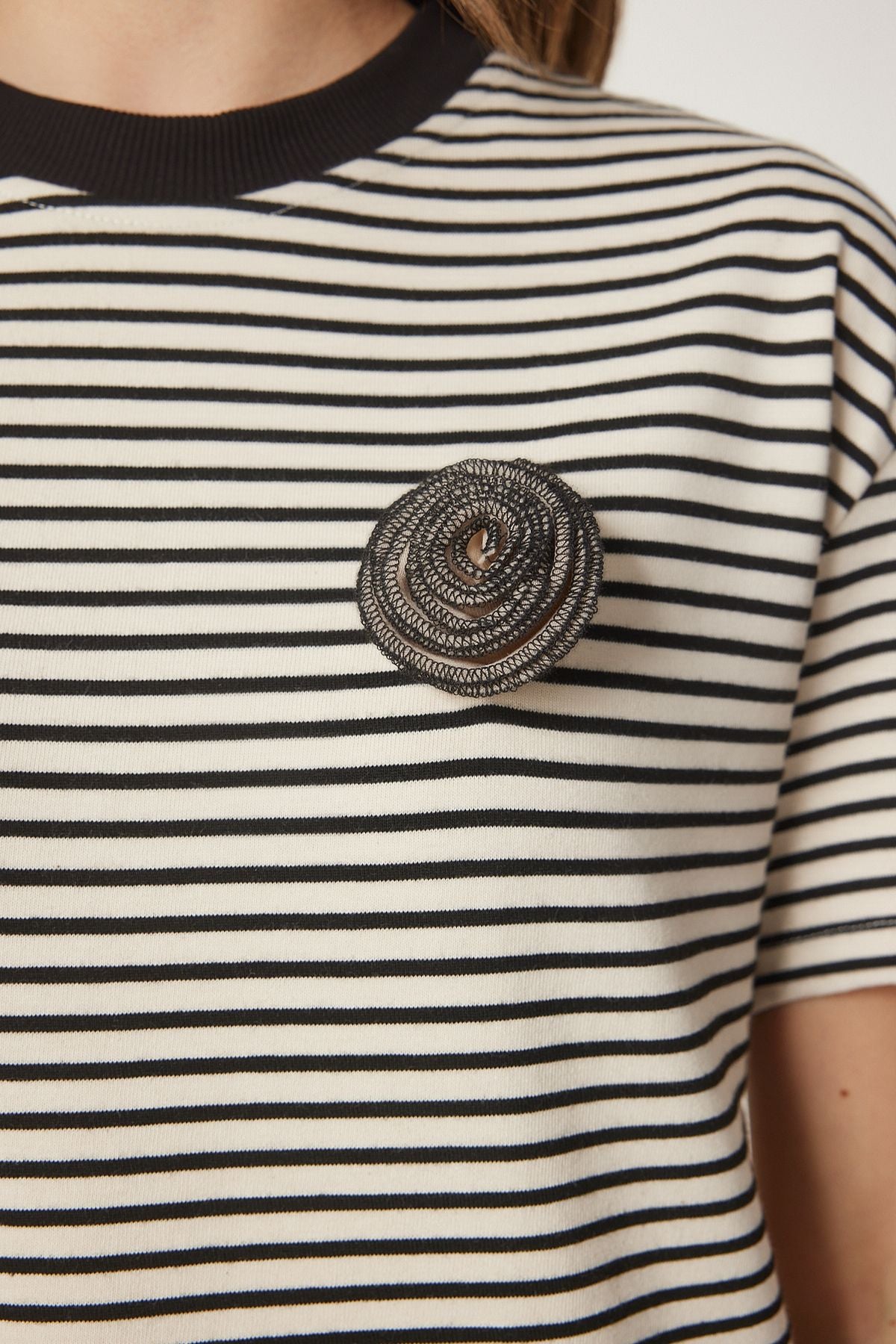 Siyah Krem Çiçek Detaylı Çizgili Örme T-Shirt CR00448