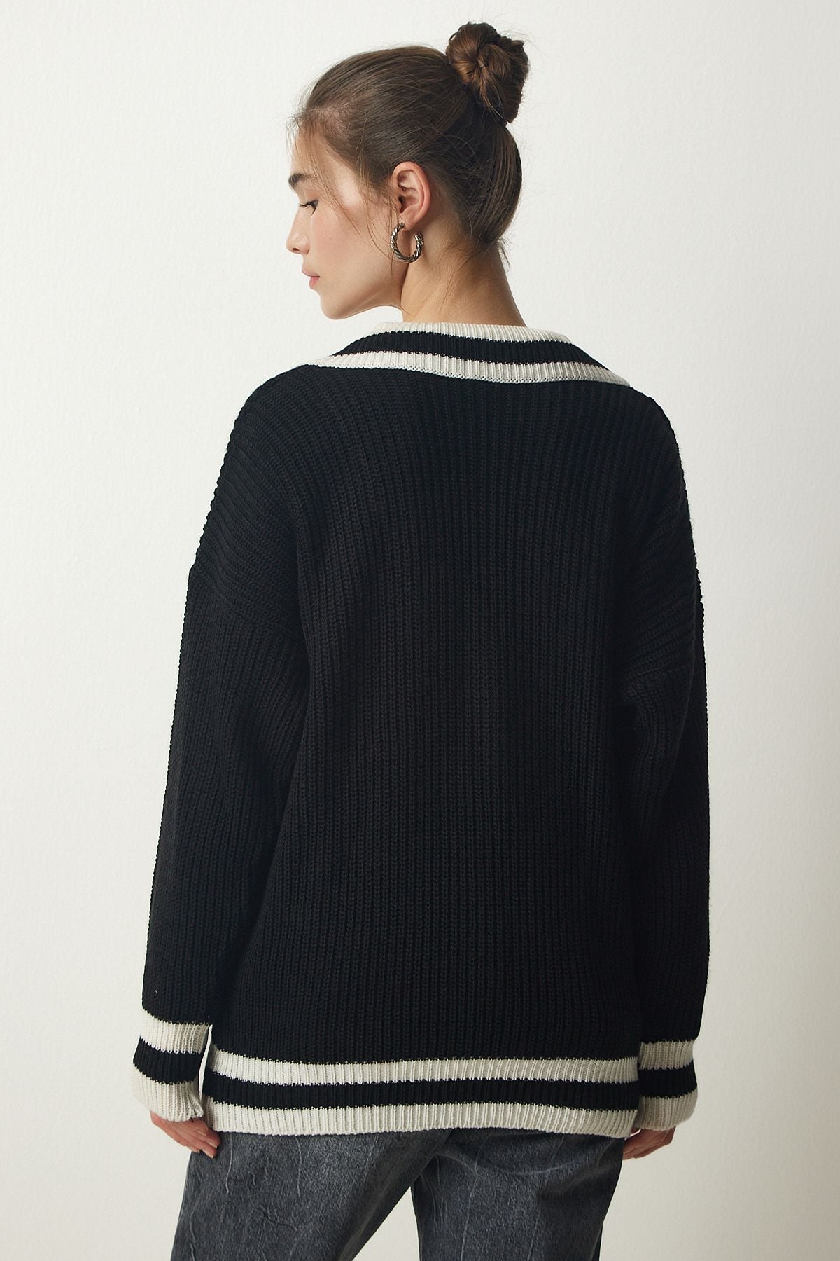 Siyah V Yaka Şerit Detaylı Oversize Triko Kazak YY00191