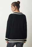 Siyah V Yaka Şerit Detaylı Oversize Triko Kazak YY00191