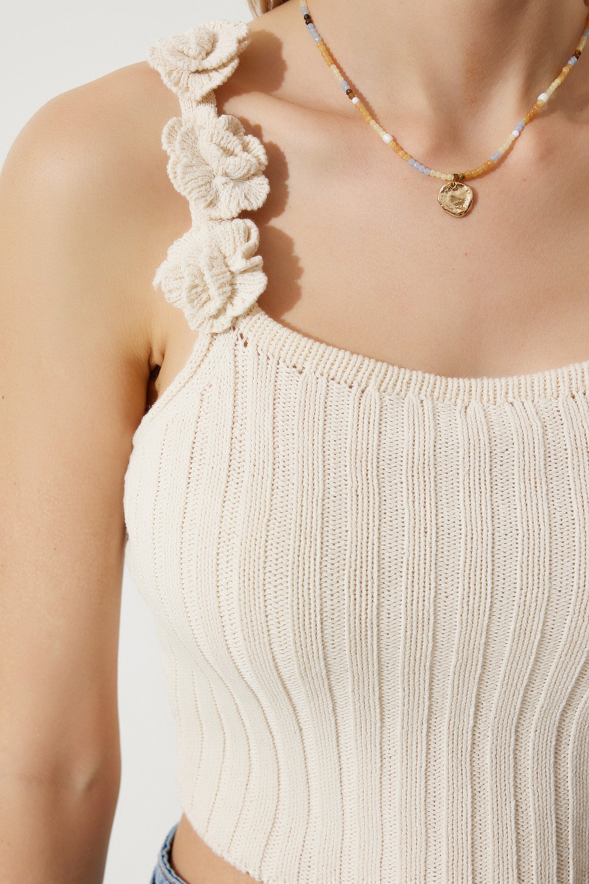 Krem Çiçekli Askılı Crop Triko Bluz AV00037