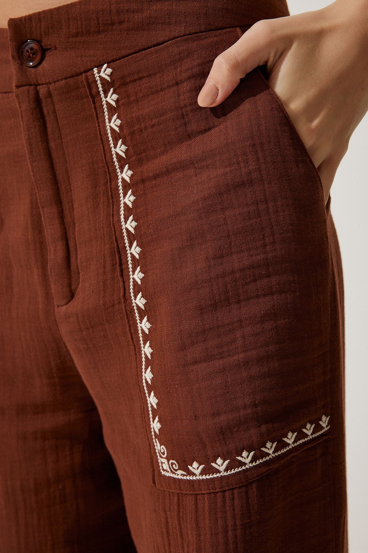 Kahverengi Nakış Detaylı Müslin Pantolon SF00019