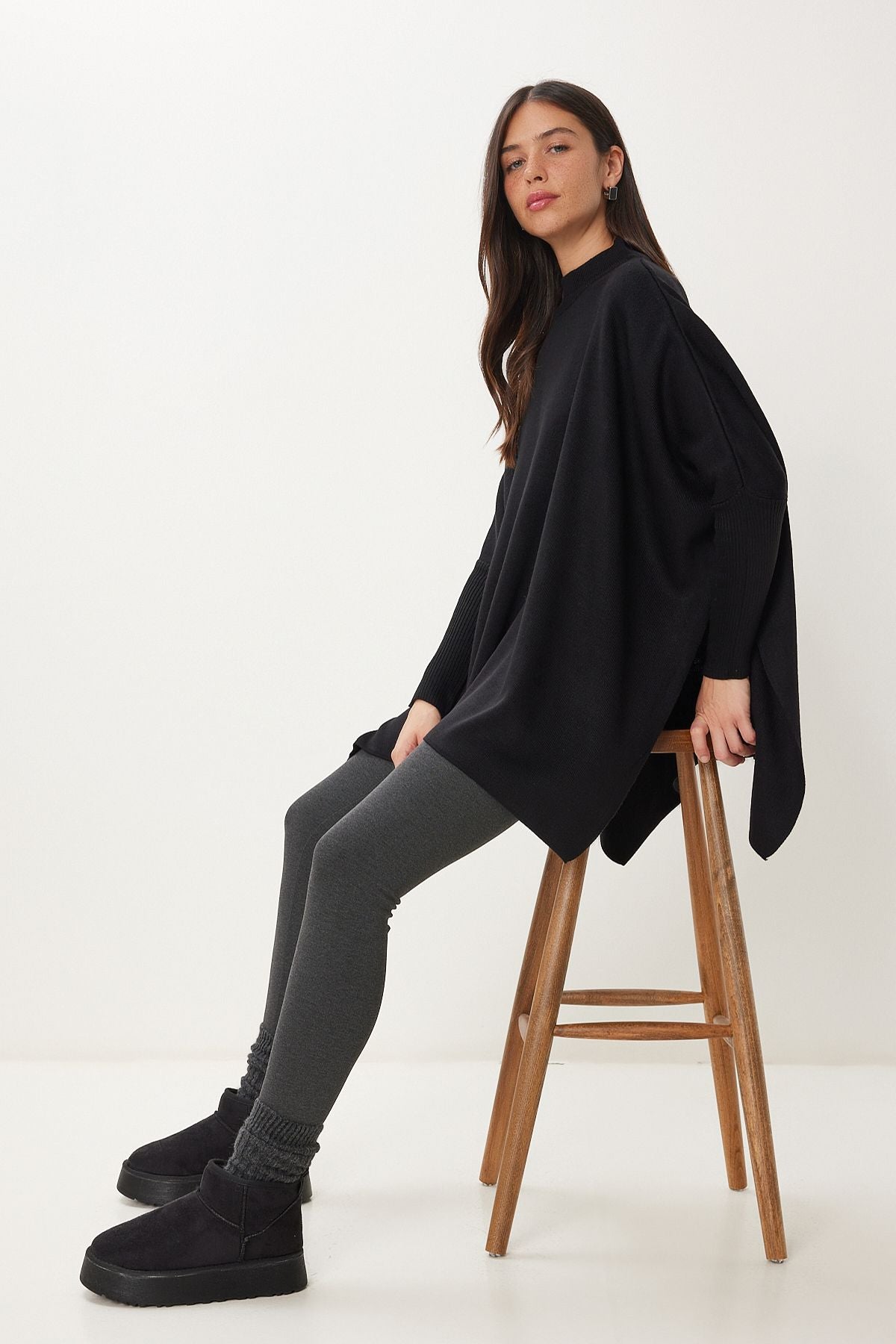 Siyah Yandan Yırtmaçlı Oversize Panço Kazak YY00005