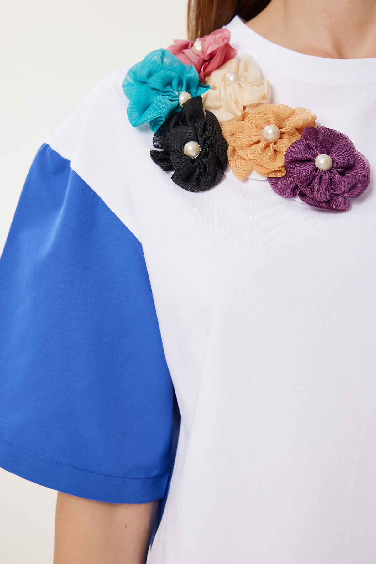 Mavi Beyaz Çiçek Detaylı Crop Örme T-Shirt TP00085