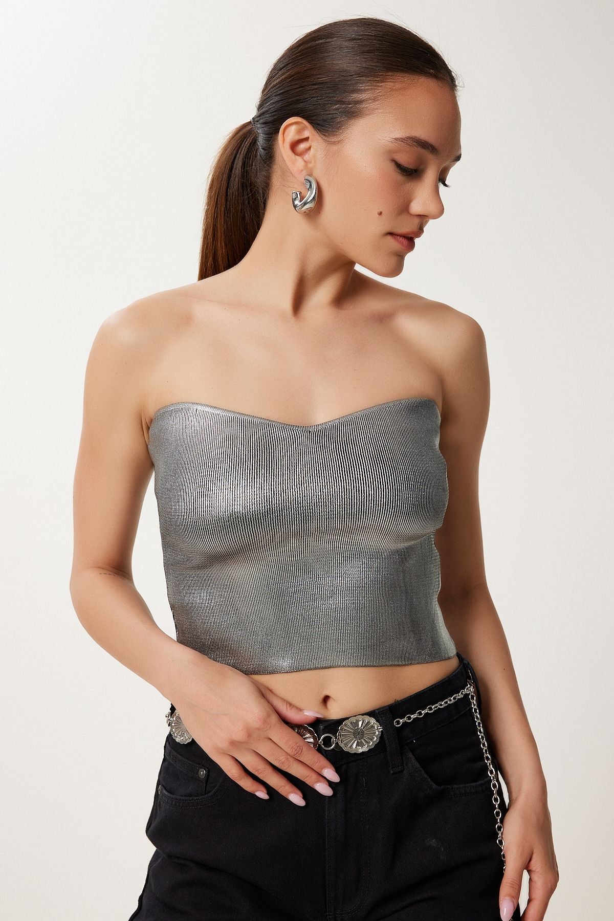 Metalik Gri Işıltılı Esnek Crop Straplez Bluz NS00434