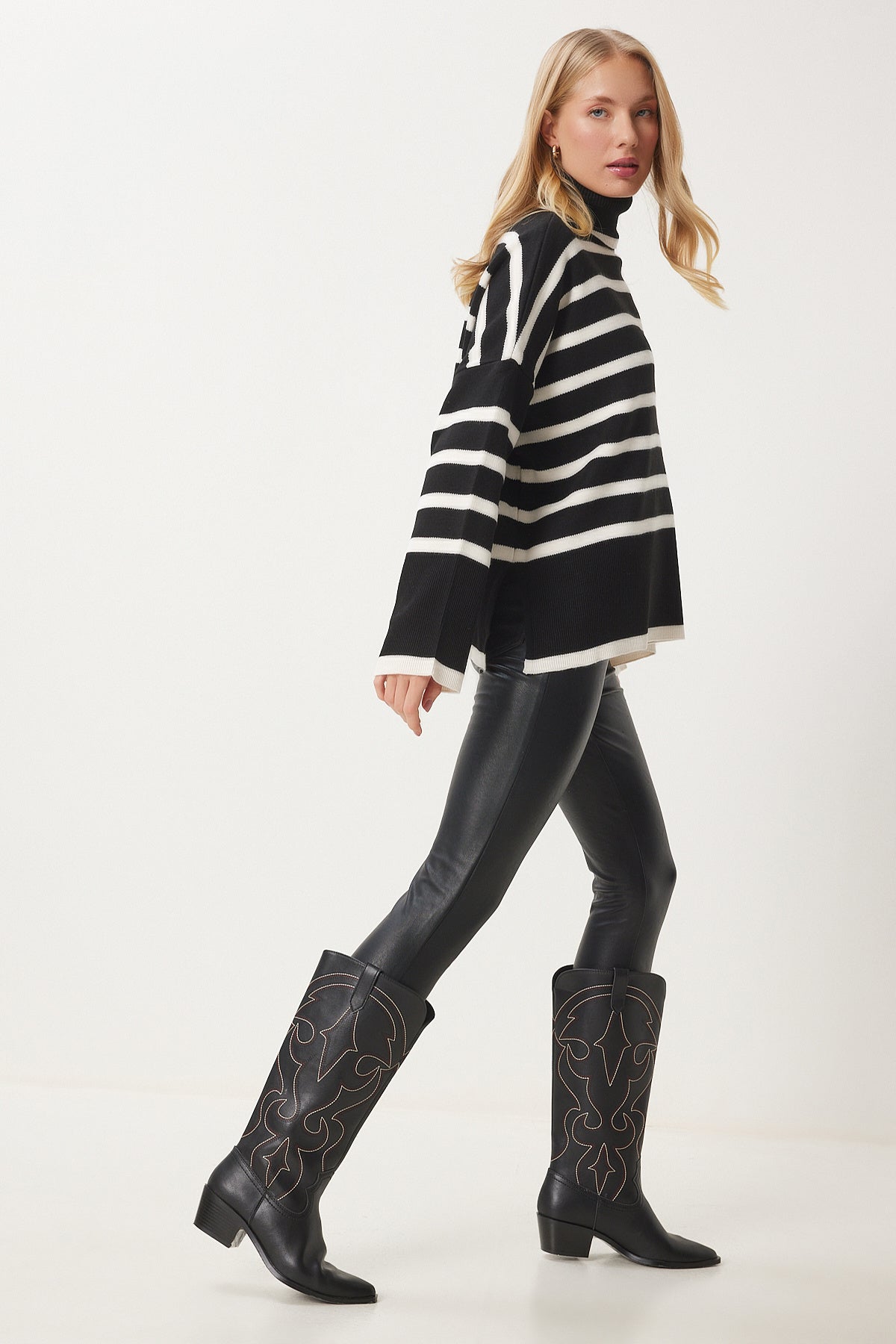 Siyah Ekru Çizgili Oversize Triko Kazak BV00122