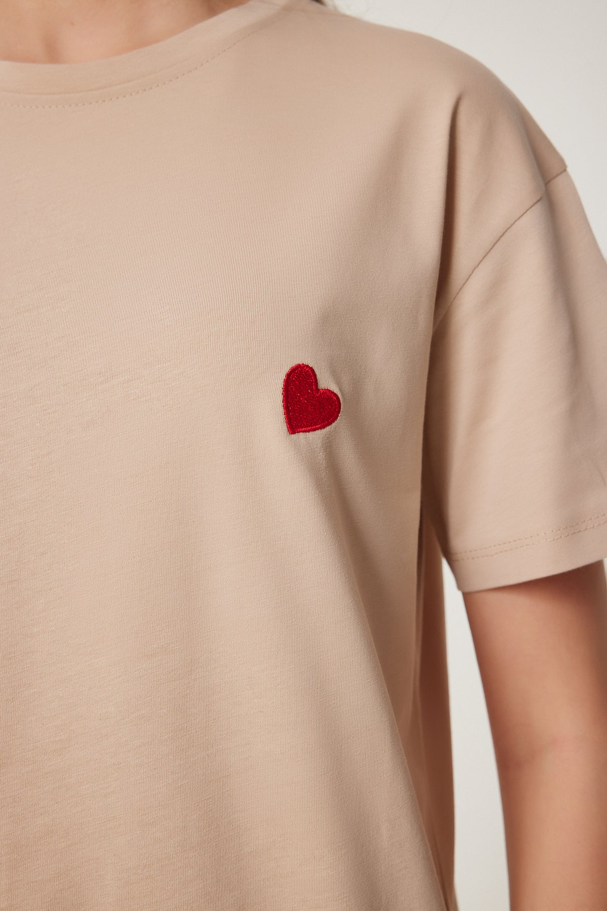 Bisküvi Kalp Nakışlı Pamuklu Örme T-Shirt MP00032