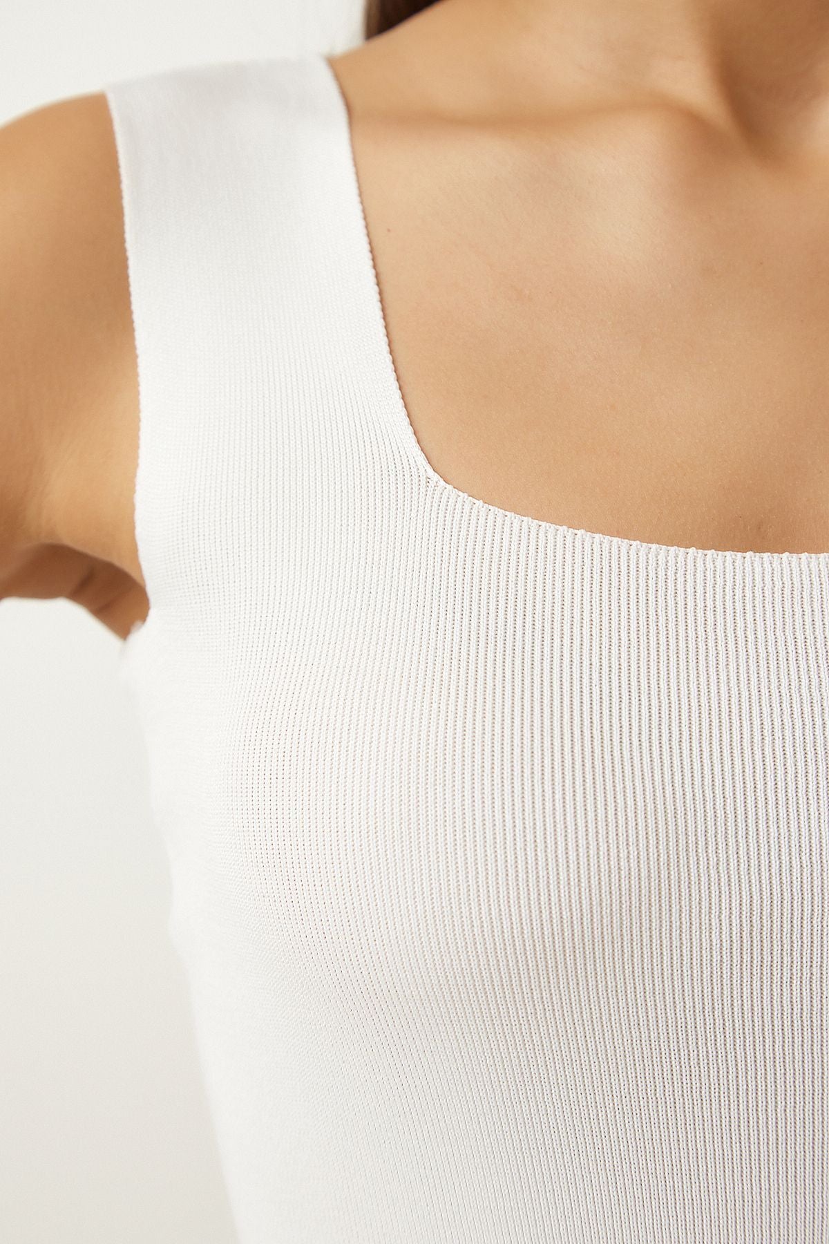 Beyaz Kare Yaka Triko Crop Bluz US00358