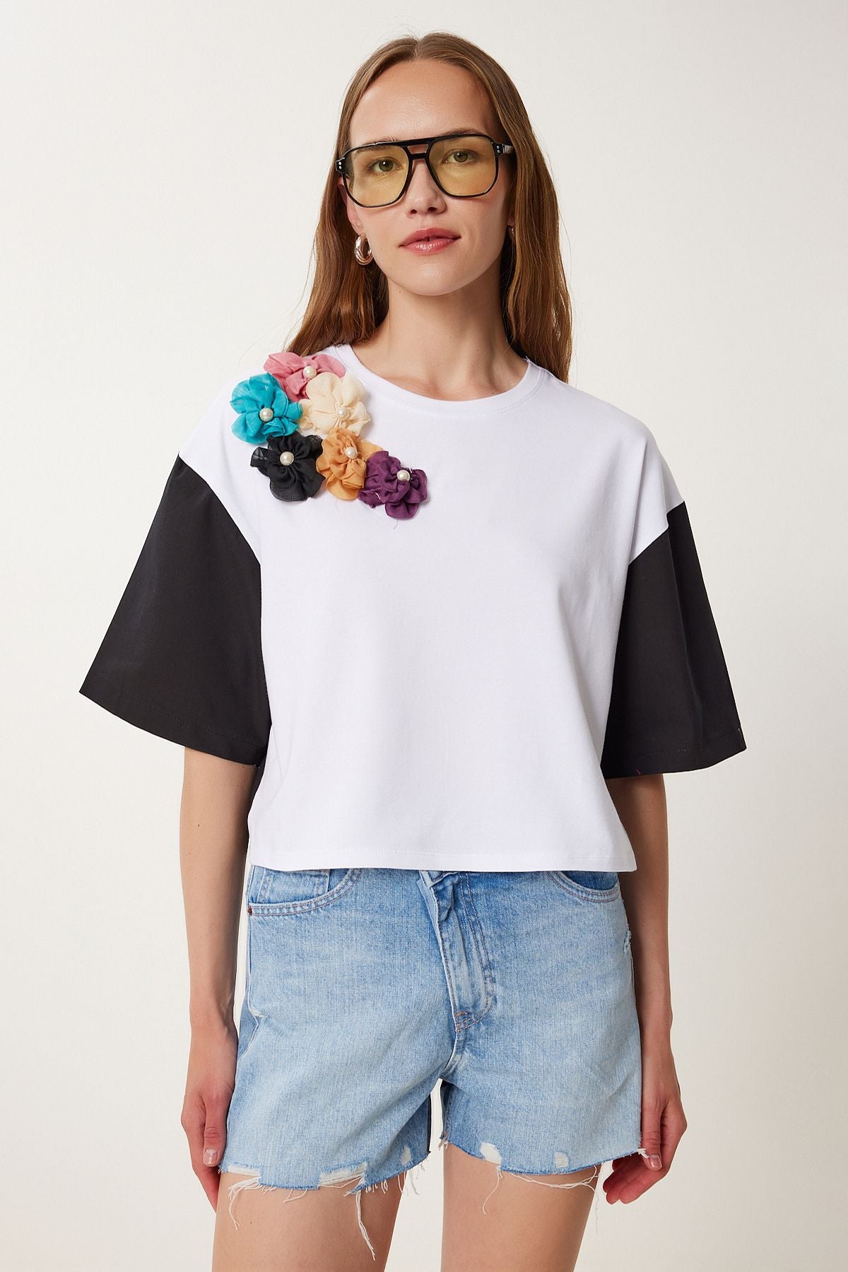 Siyah Beyaz Çiçek Detaylı Crop Örme T-Shirt TP00085