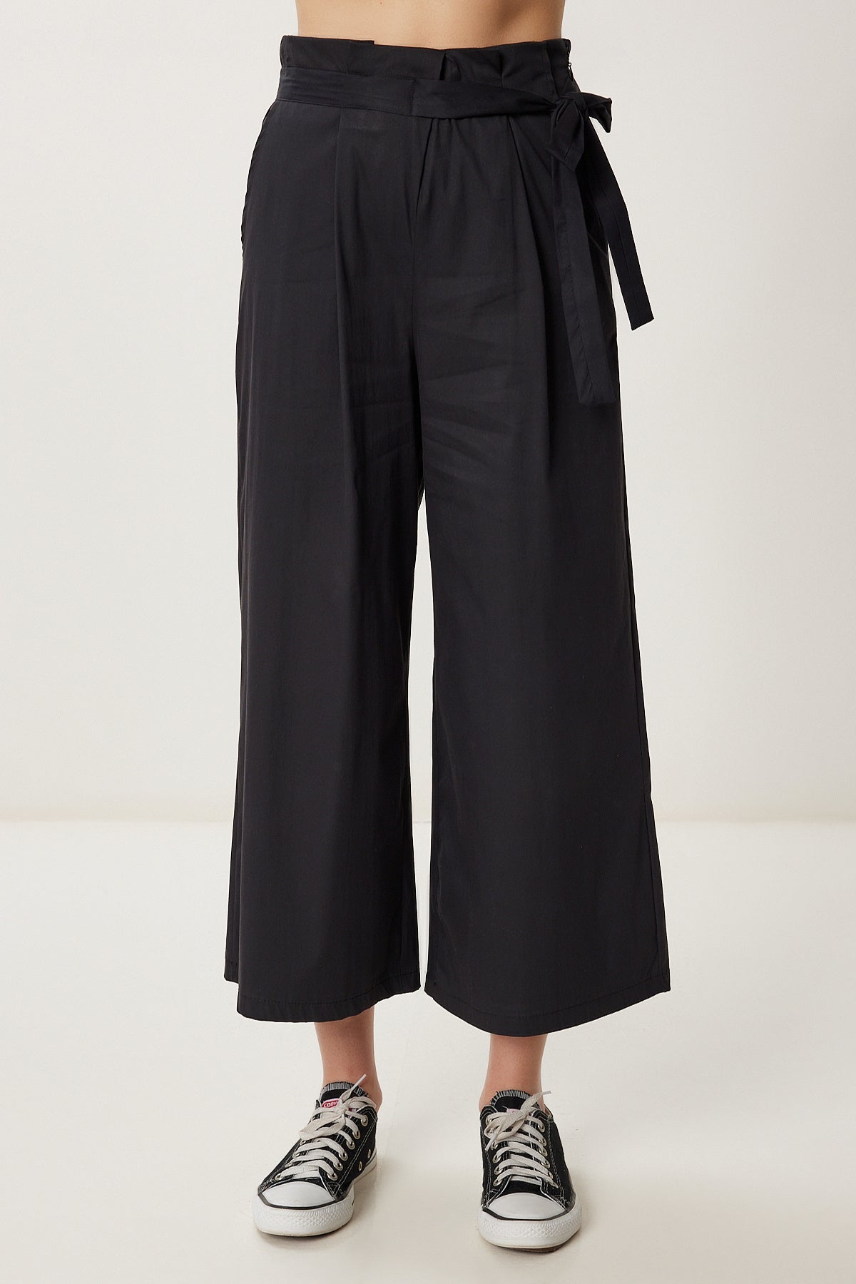 Siyah Bağlama Detaylı Geniş Paça Pantolon WF00154