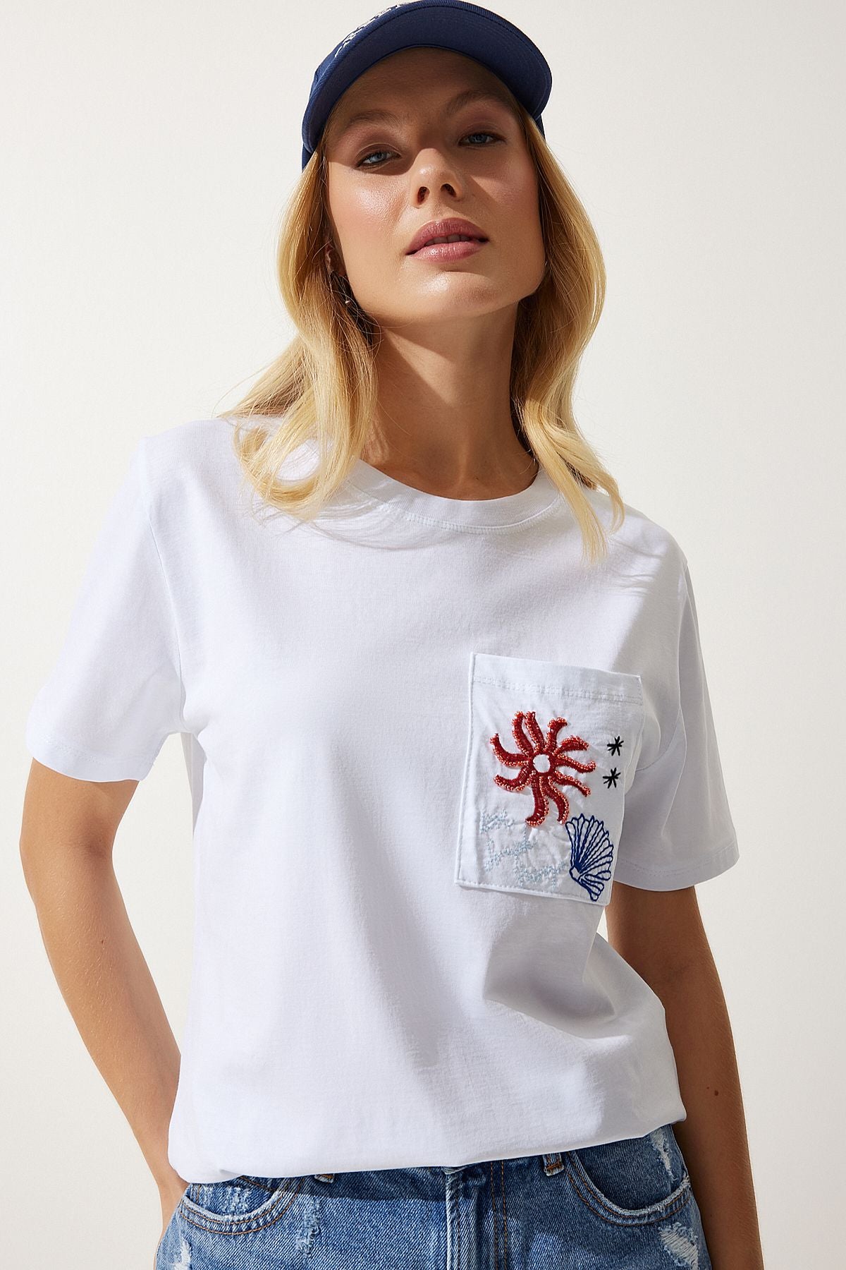 Beyaz Bisiklet Yaka İşlemeli Örme T-Shirt CR00425