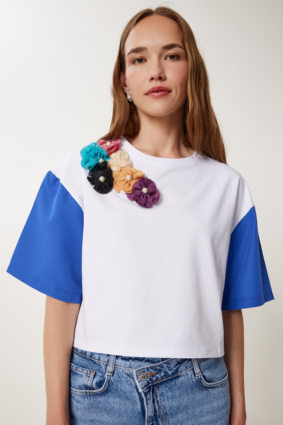 Mavi Beyaz Çiçek Detaylı Crop Örme T-Shirt TP00085