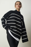 Siyah Dik Yaka Çizgili Oversize Triko Kazak NF00076