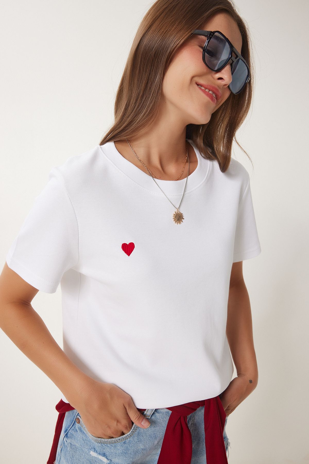 Beyaz Kalp Nakışlı Örme T-Shirt DP00242