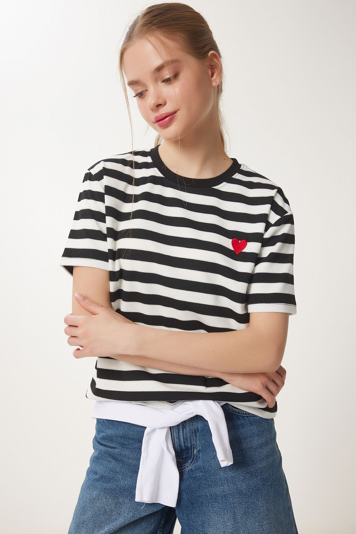 Siyah Beyaz Kalp Nakışlı Çizgili Örme T-Shirt AN00228