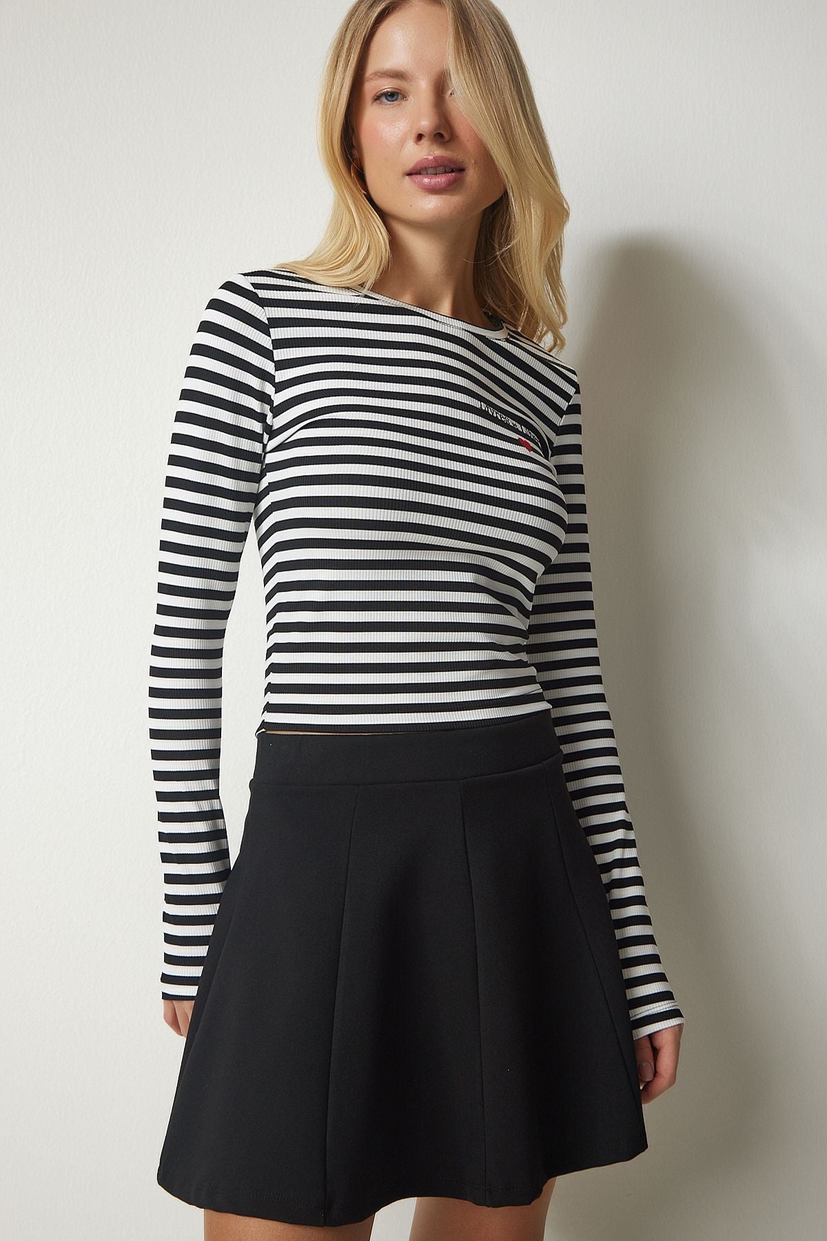 Siyah Beyaz Nakışlı Çizgili Fitilli Örme Crop Bluz MC00234