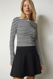 Siyah Beyaz Nakışlı Çizgili Fitilli Örme Crop Bluz MC00234