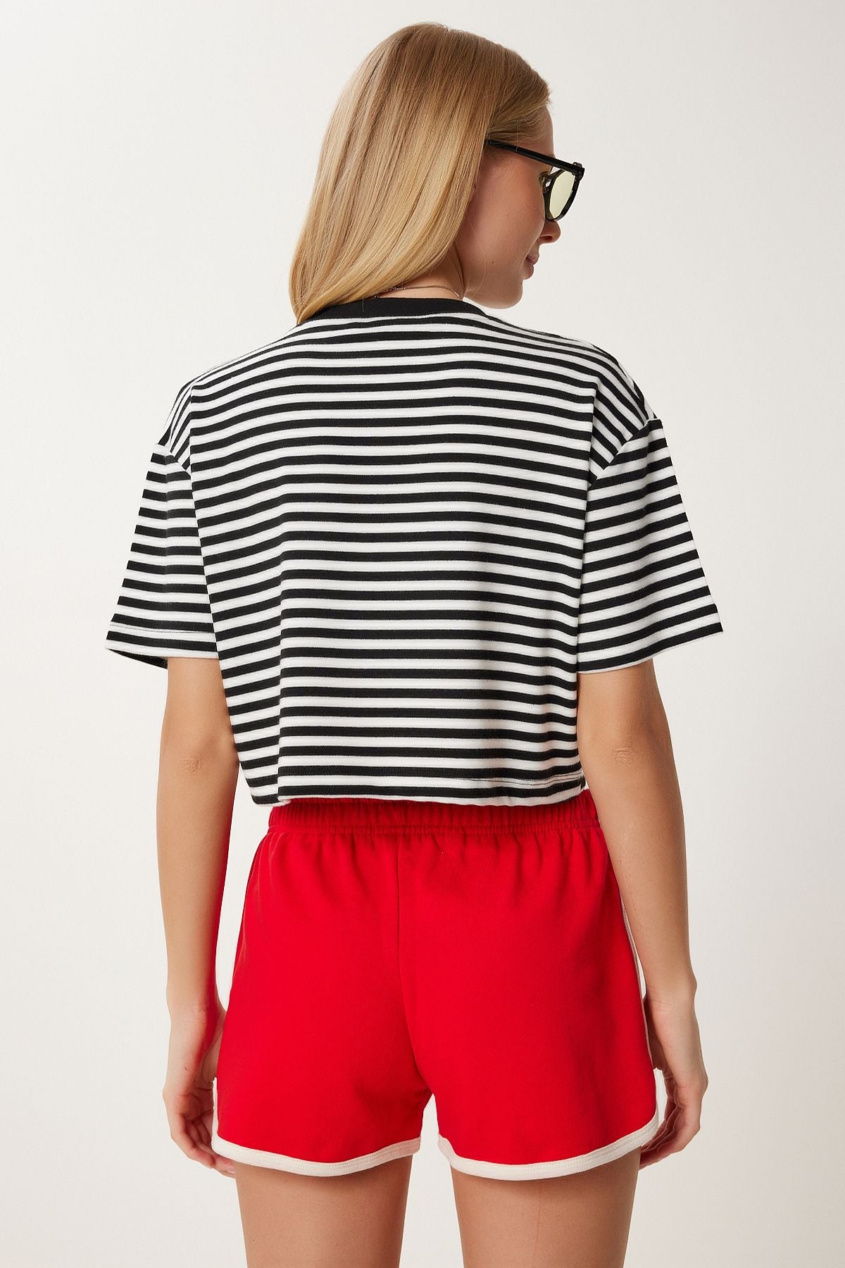 Siyah Çizgili Nakışlı Pamuklu Crop Örme T-Shirt CR00495