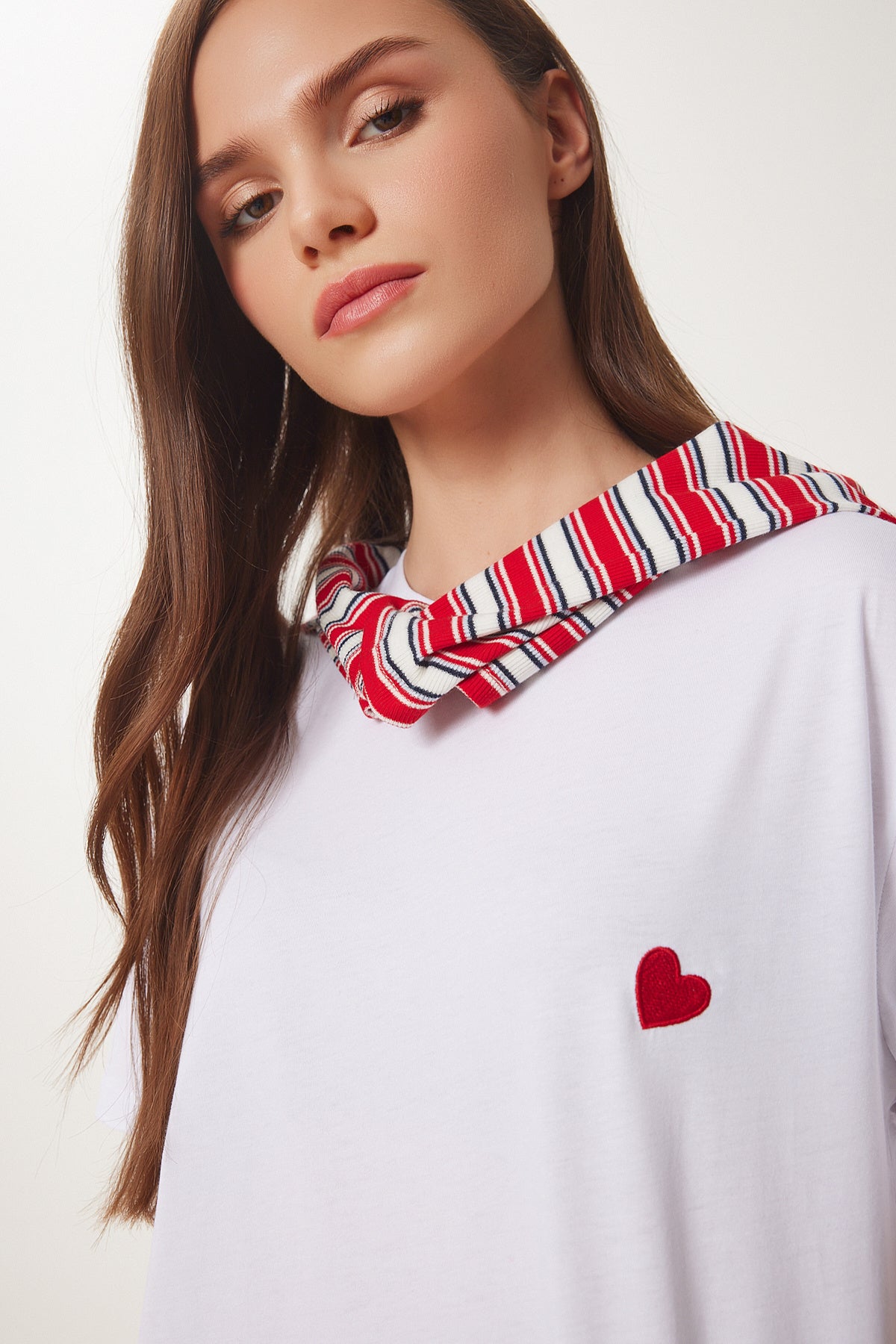 Beyaz Kalp Nakışlı Pamuklu Örme T-Shirt MP00032