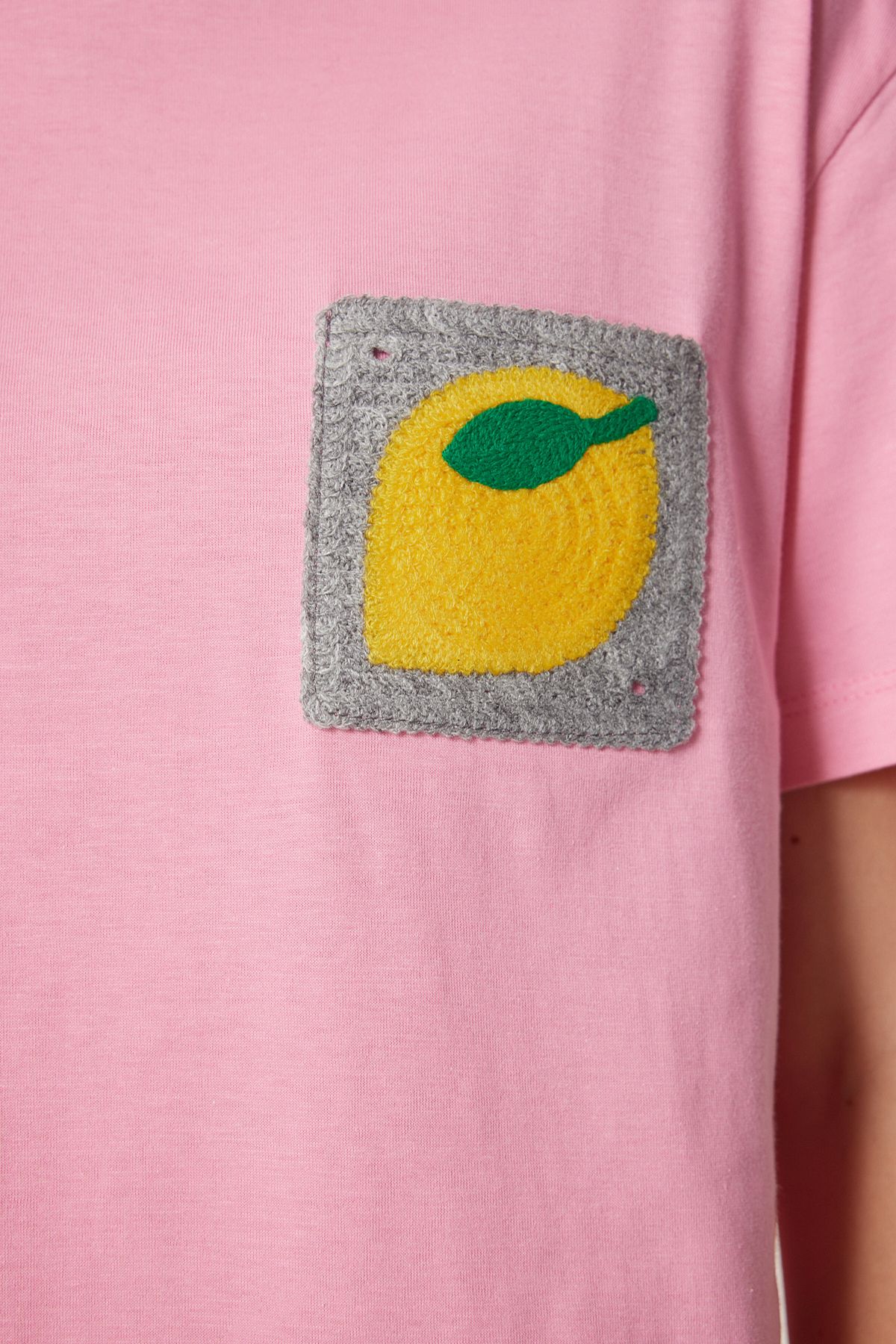 Pembe Nakış Cepli Pamuklu T-Shirt CR00450