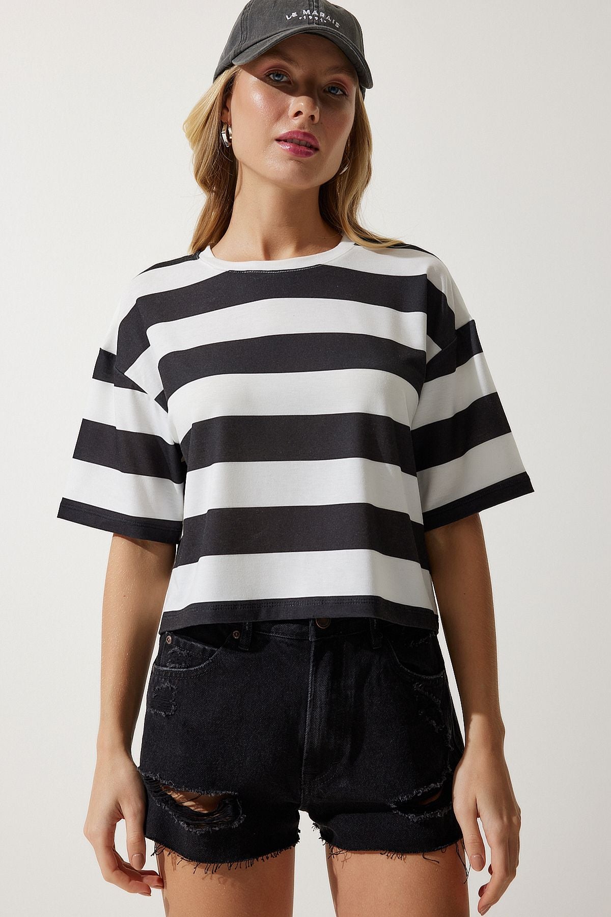 Beyaz Siyah Bisiklet Yaka Çizgili Crop Örme T-Shirt HF00452