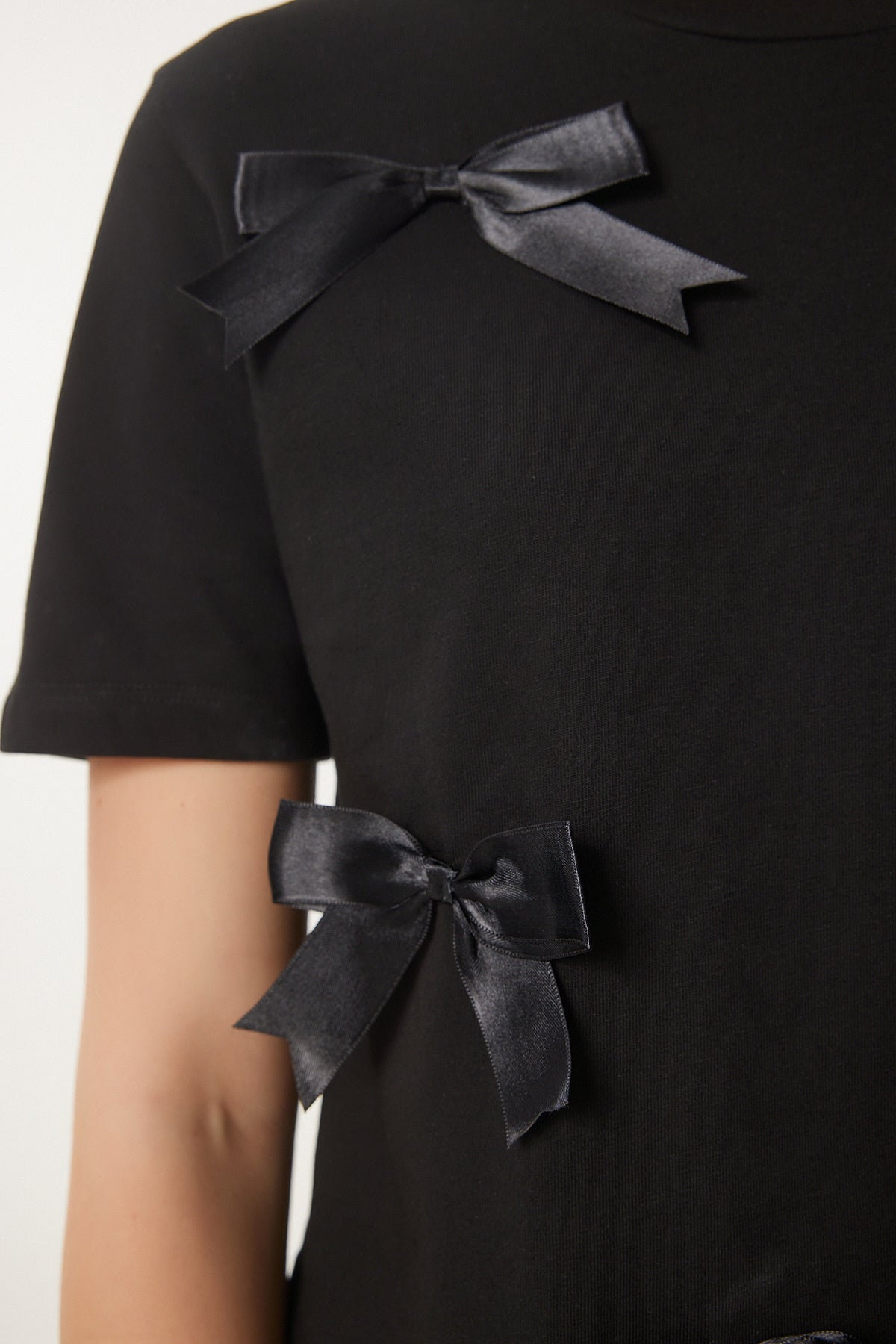 Siyah Fiyonklu Pamuklu Örme T-Shirt CR00453