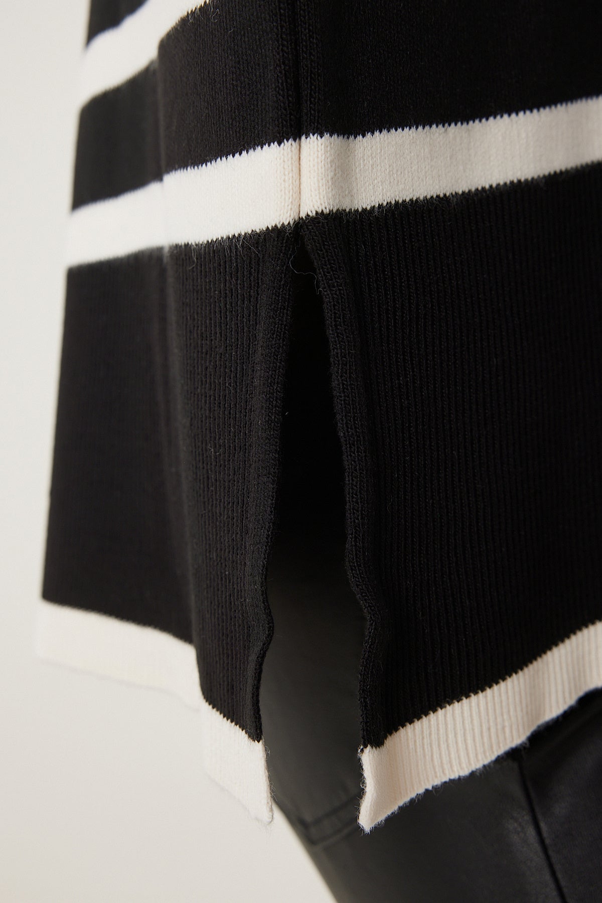 Siyah Ekru Çizgili Oversize Triko Kazak BV00122