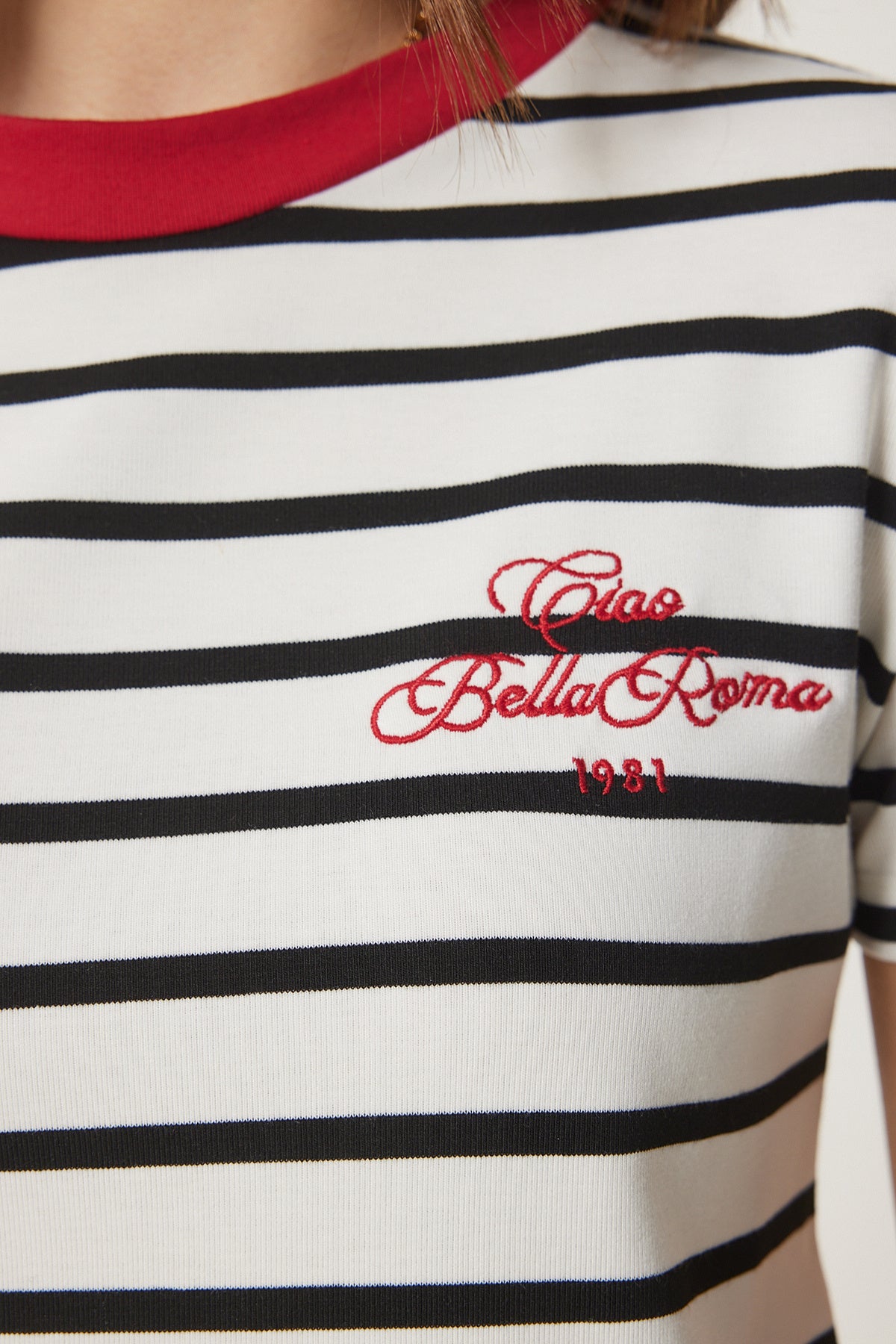 Beyaz Nakışlı Çizgili Kısa Örme T-Shirt CR00444