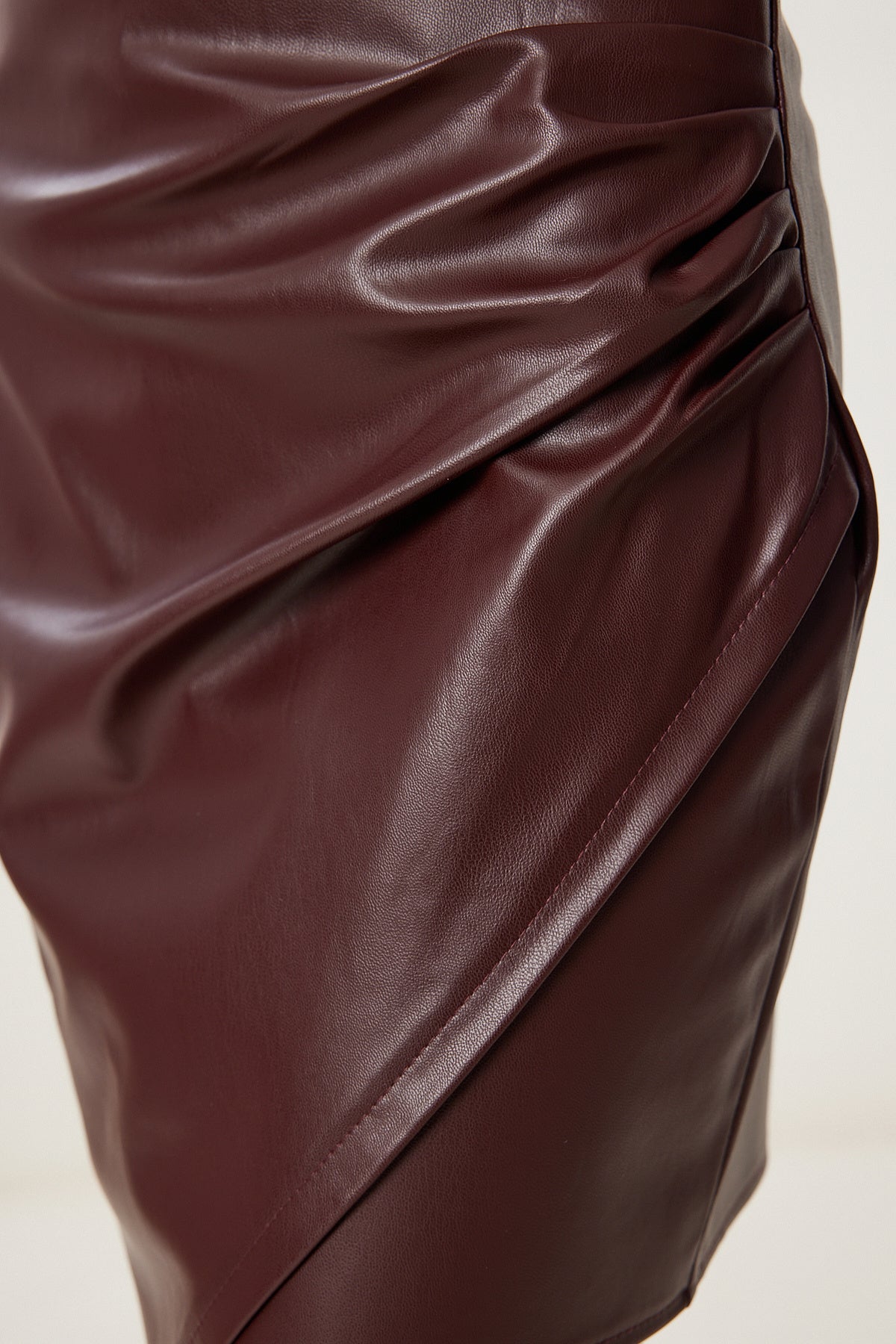 Bordo Asimetrik Mini Suni Deri Etek GP00030
