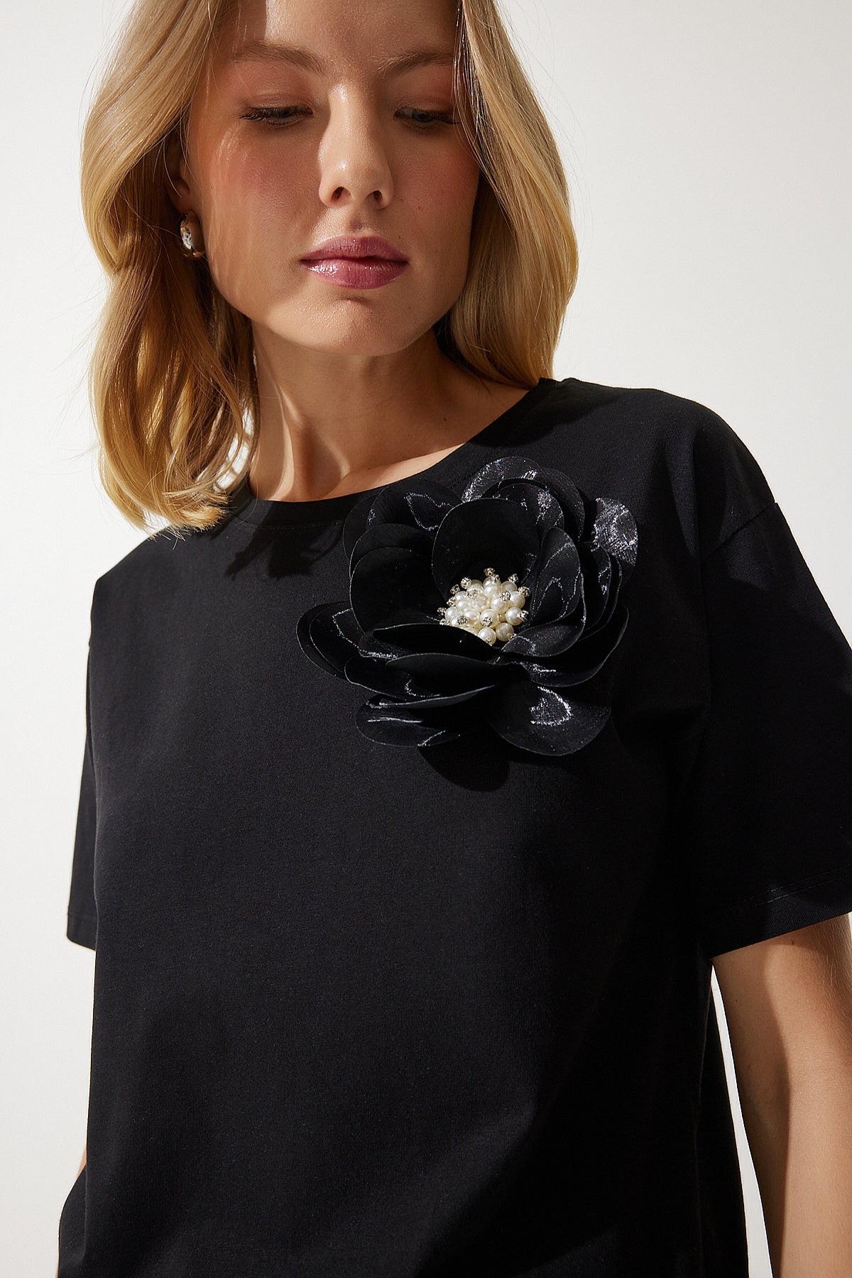 Siyah İncili Çiçek Detaylı Örme T-Shirt NJ00146