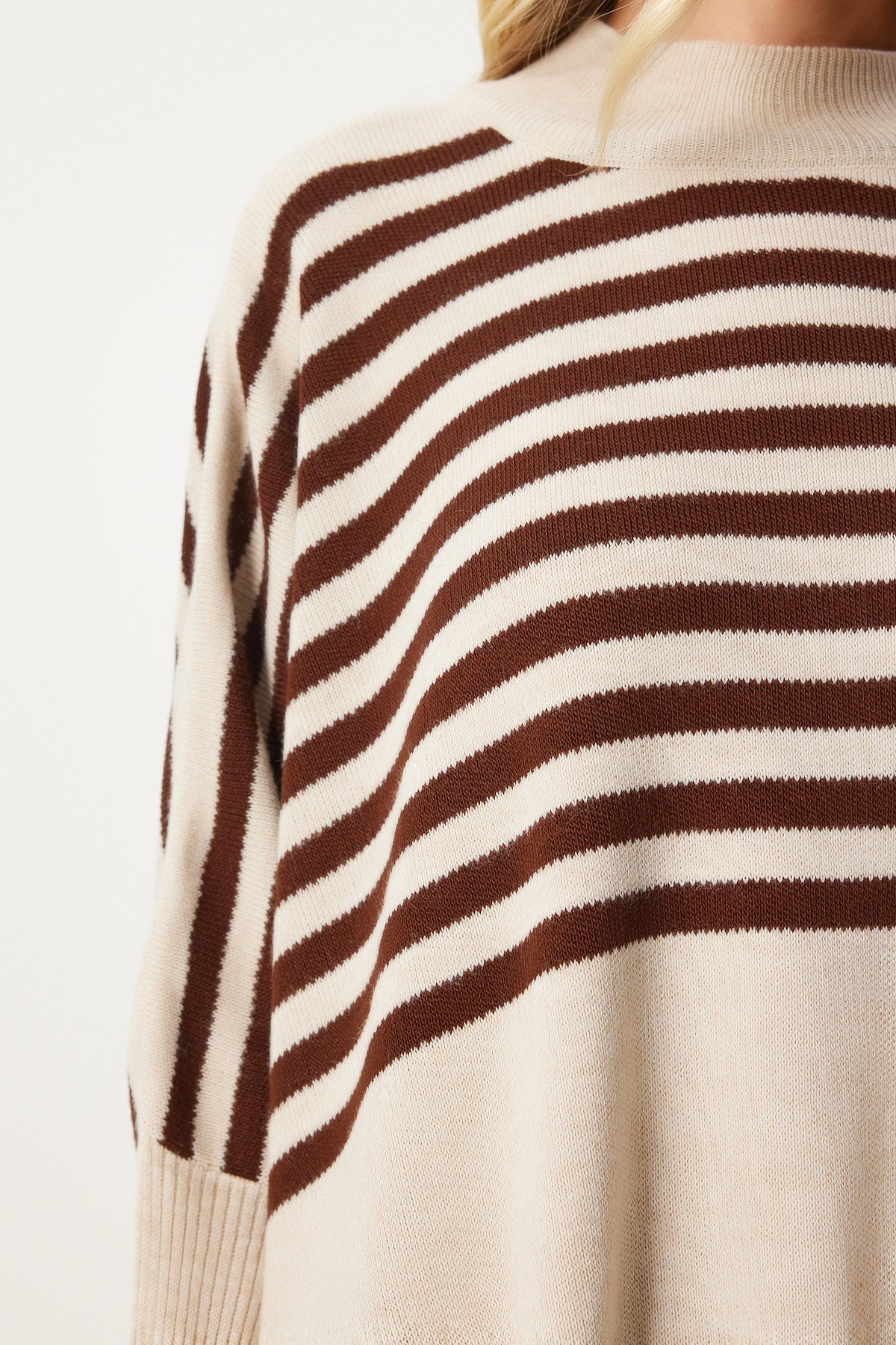 Krem Çizgili Yandan Yırtmaçlı Oversize Panço Kazak DD01336