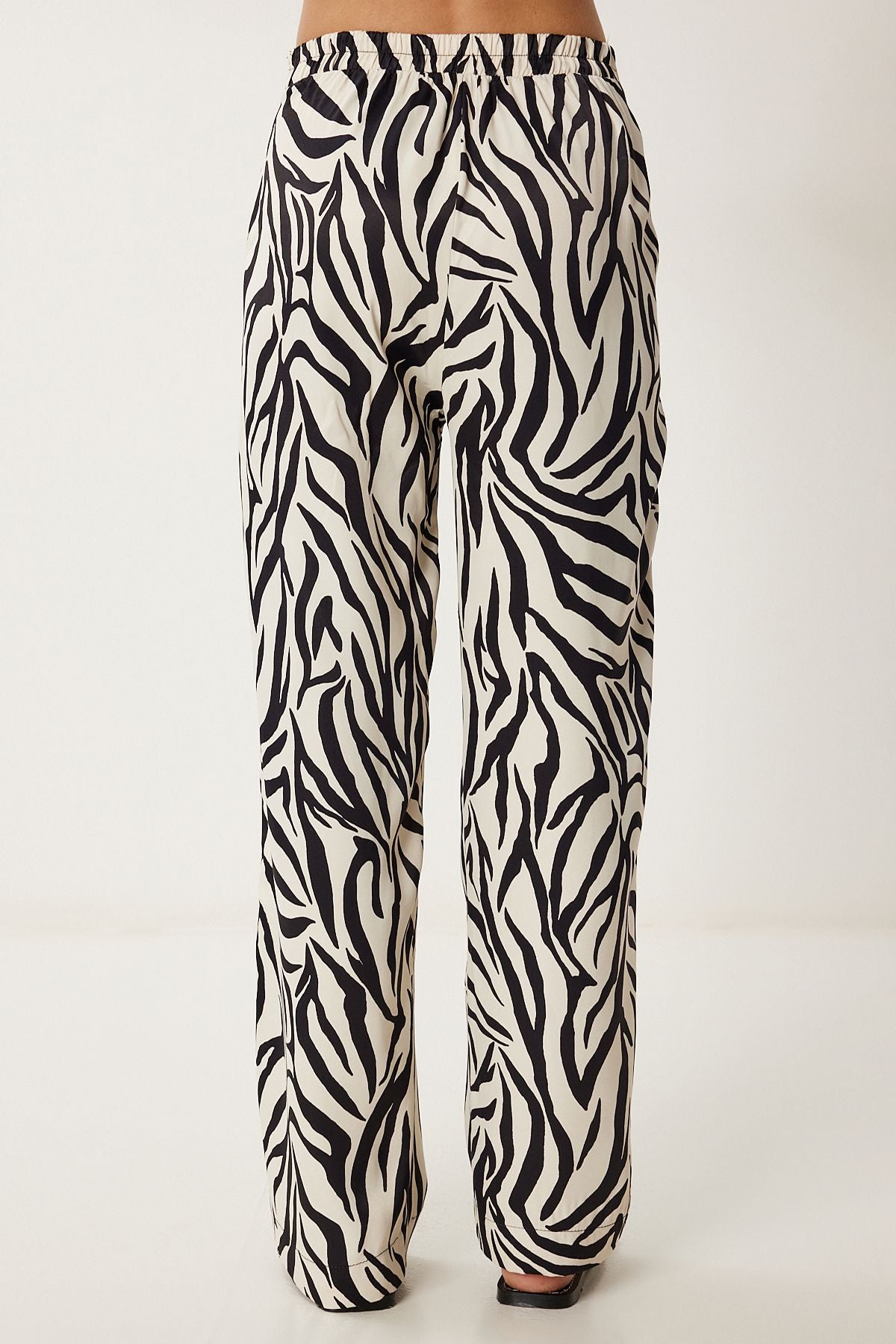 Siyah Krem Zebra Desenli Saten Yüzeyli Dökümlü Pantolon CR00492